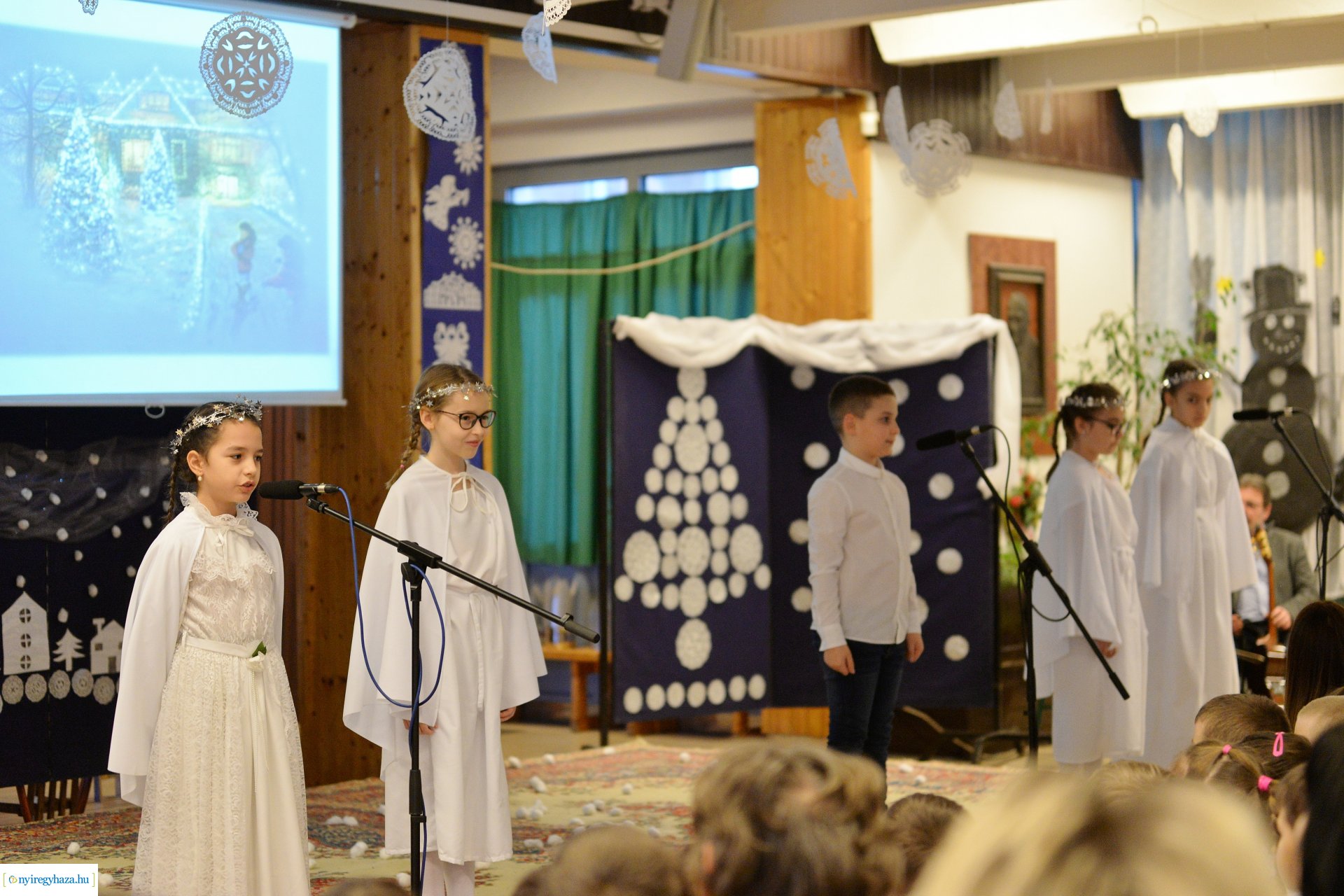 Karácsonyi ünnepség a Móra Ferenc Általános Iskolában