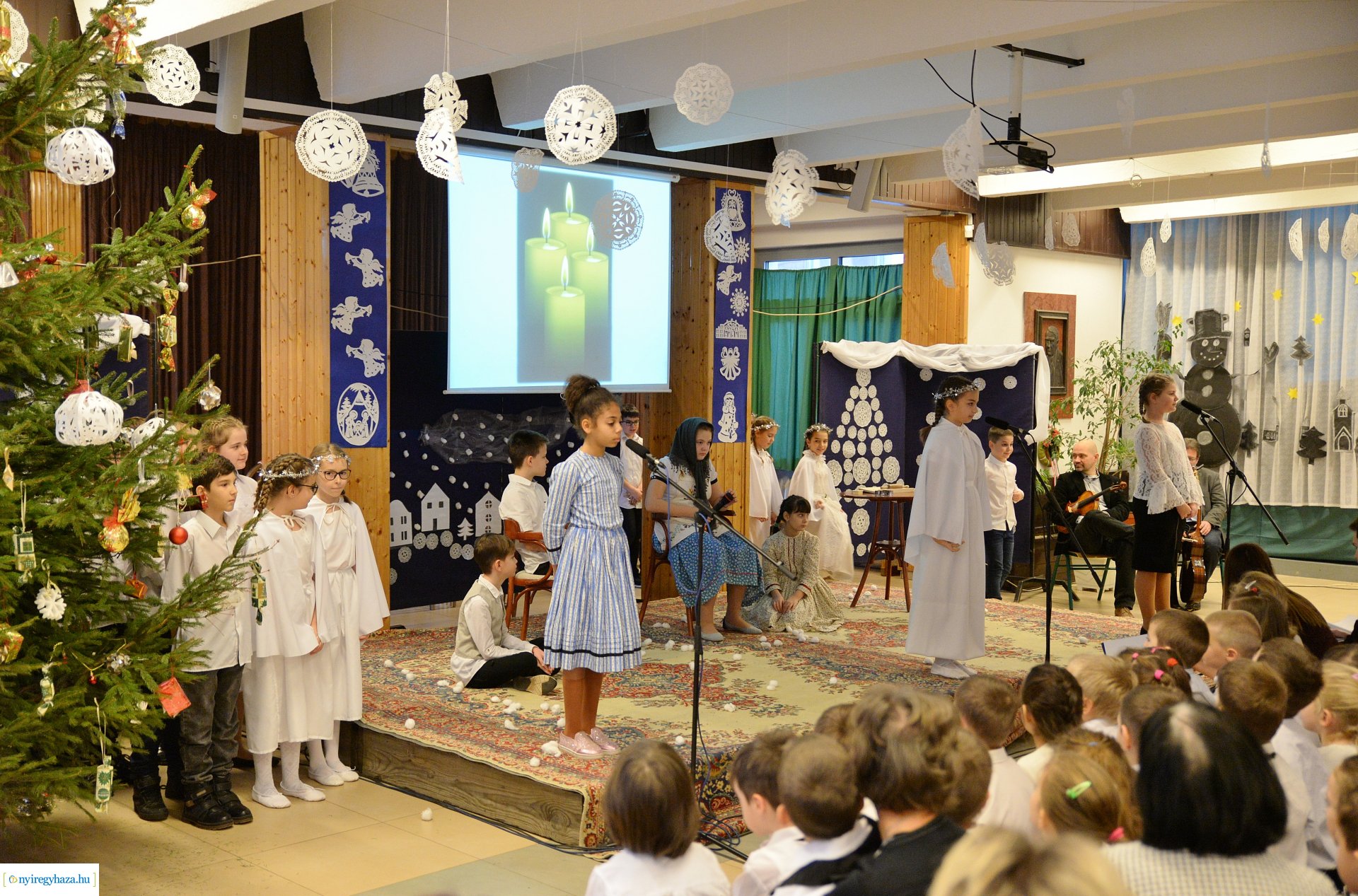 Karácsonyi ünnepség a Móra Ferenc Általános Iskolában