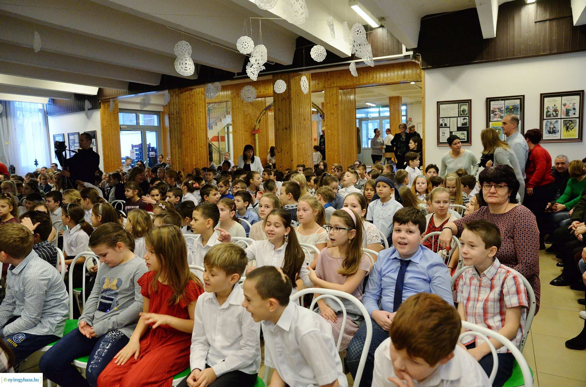 Karácsonyi ünnepség a Móra Ferenc Általános Iskolában