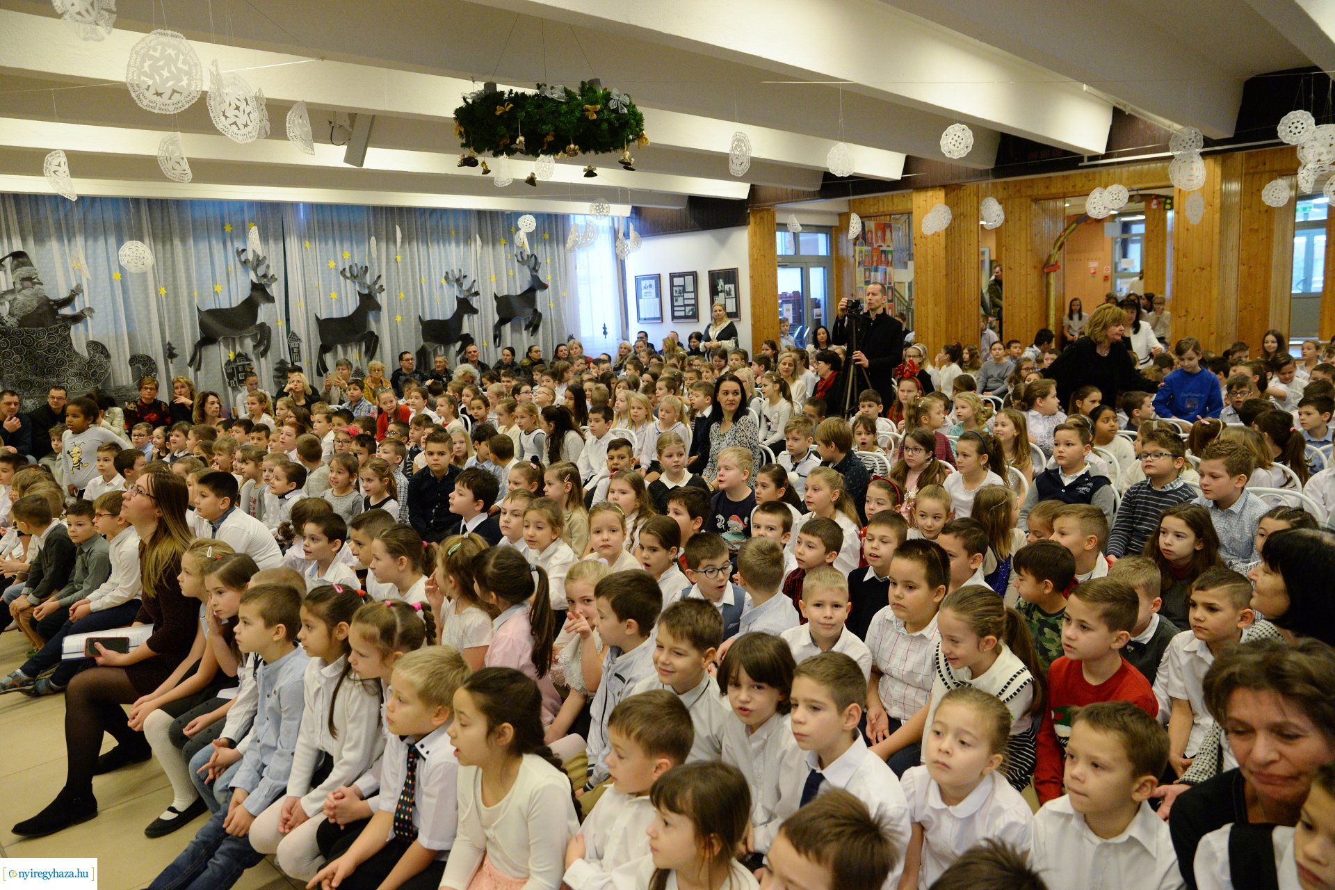 Karácsonyi ünnepség a Móra Ferenc Általános Iskolában