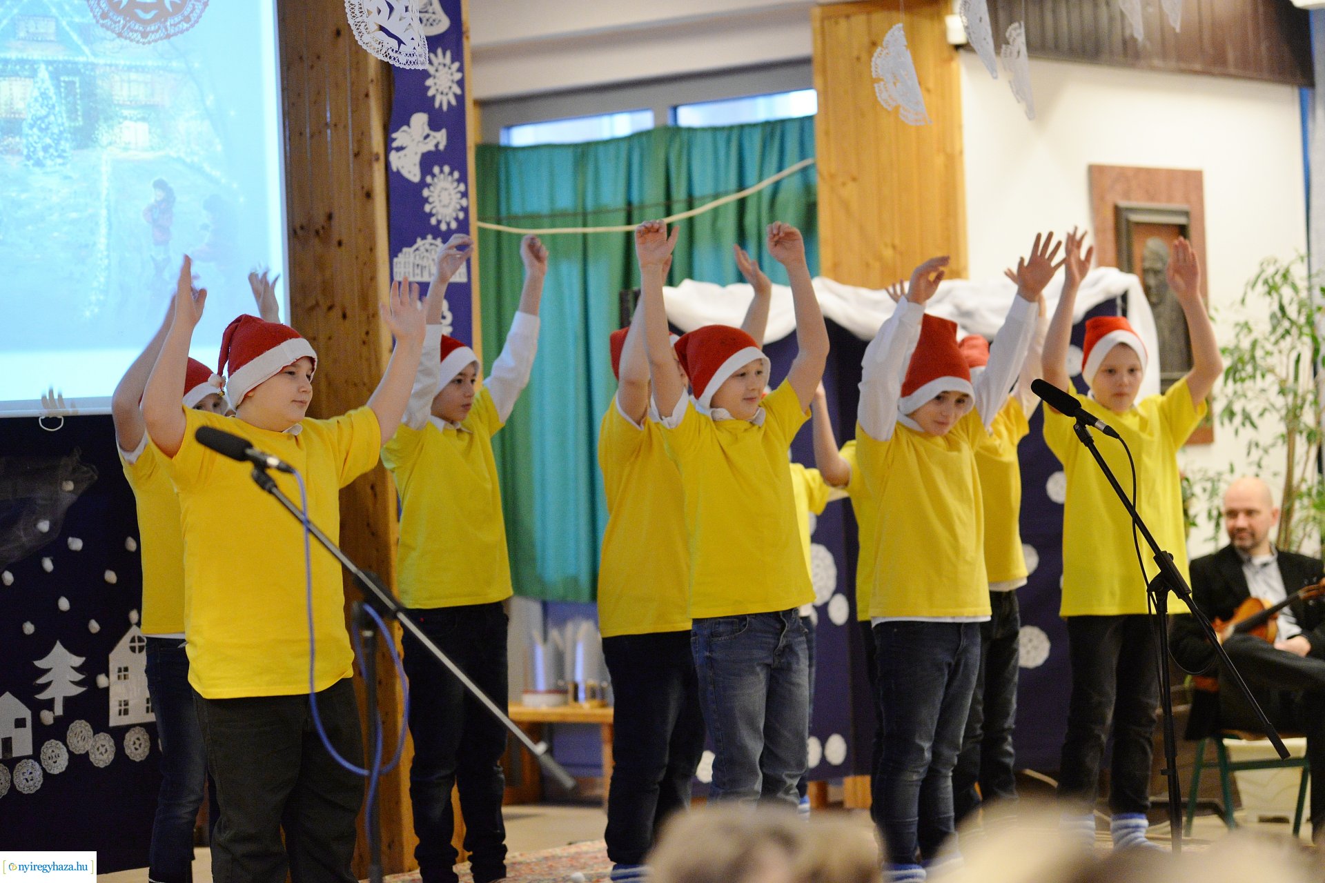 Karácsonyi ünnepség a Móra Ferenc Általános Iskolában