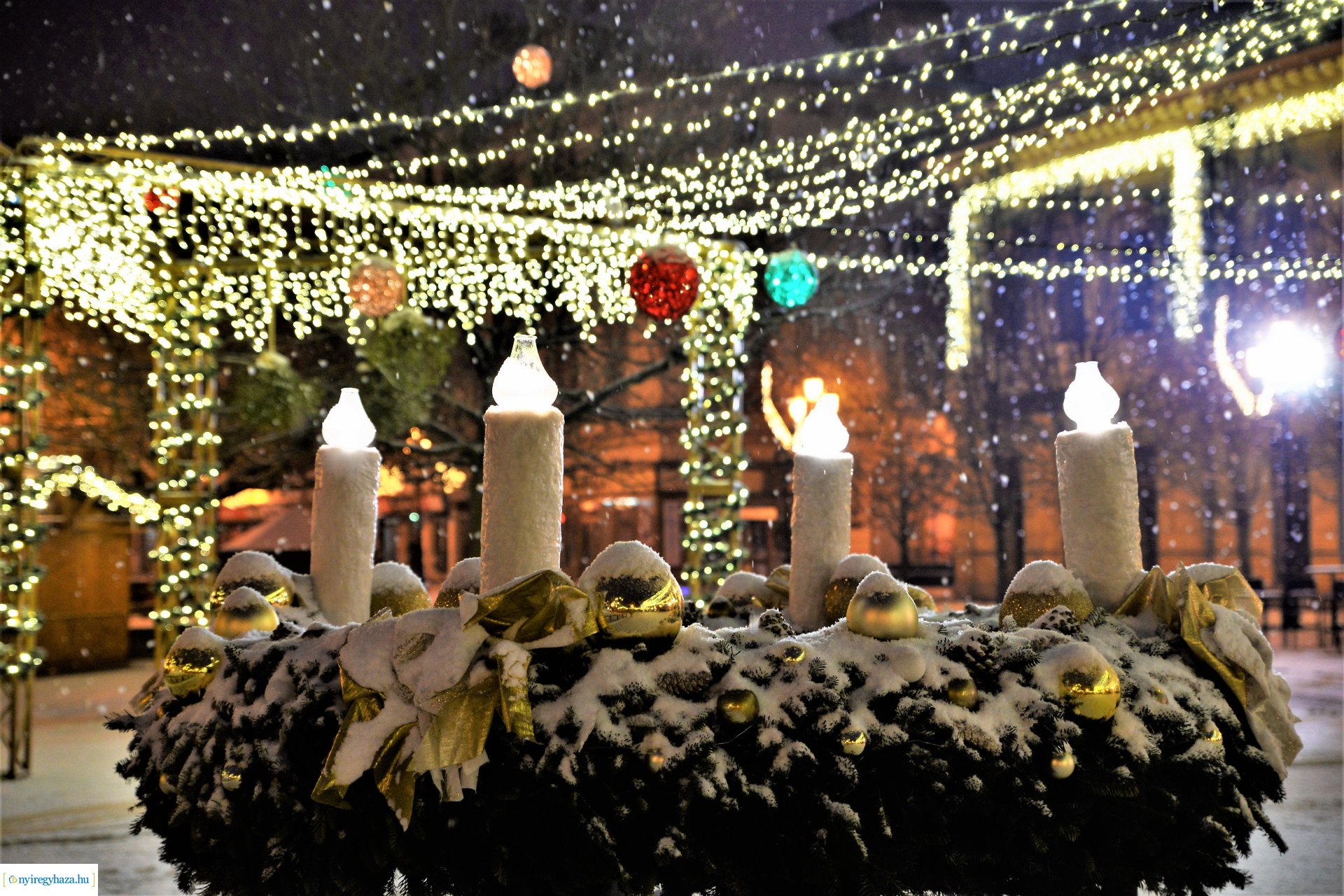 Karácsonykor hóesésben