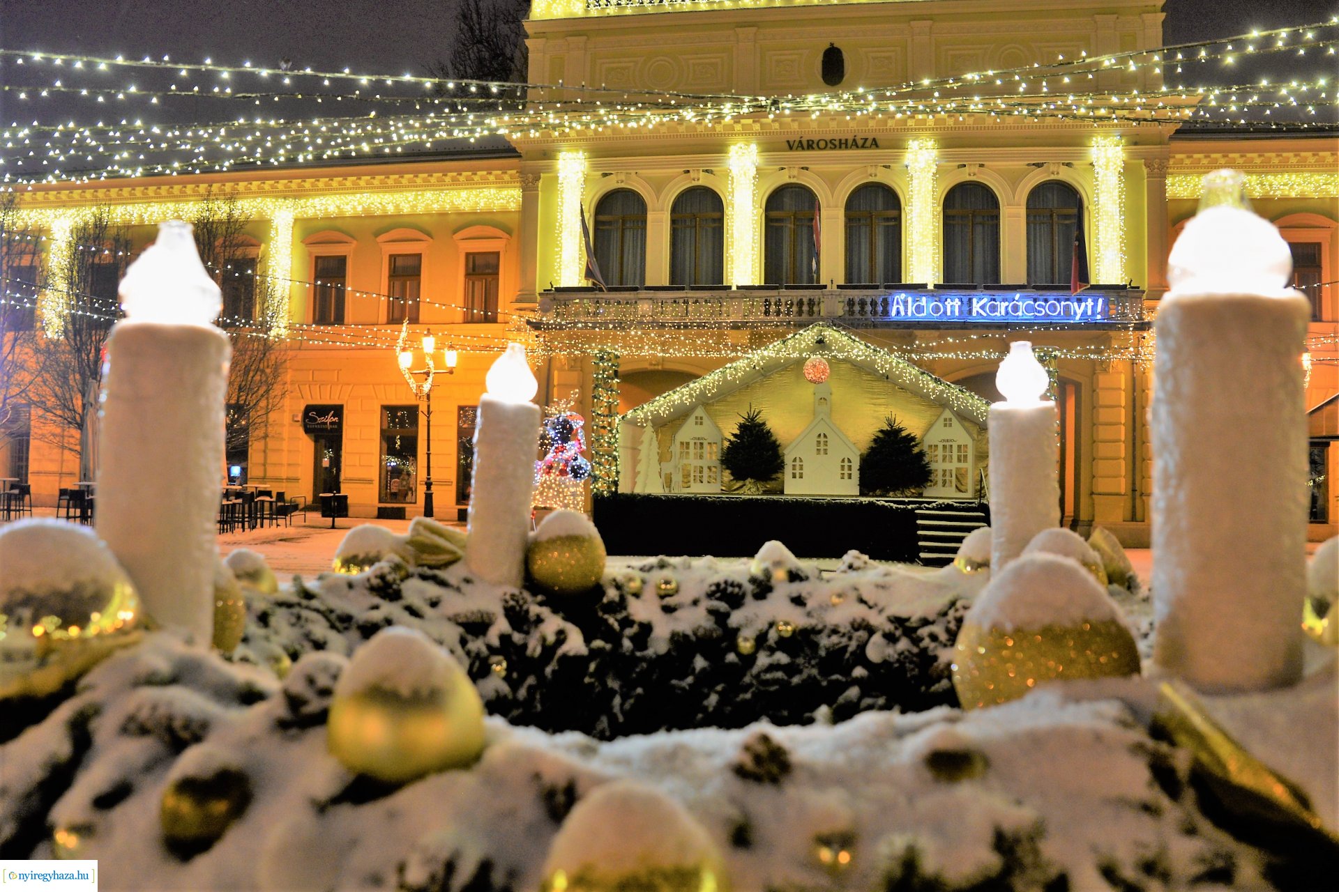 Karácsonykor hóesésben