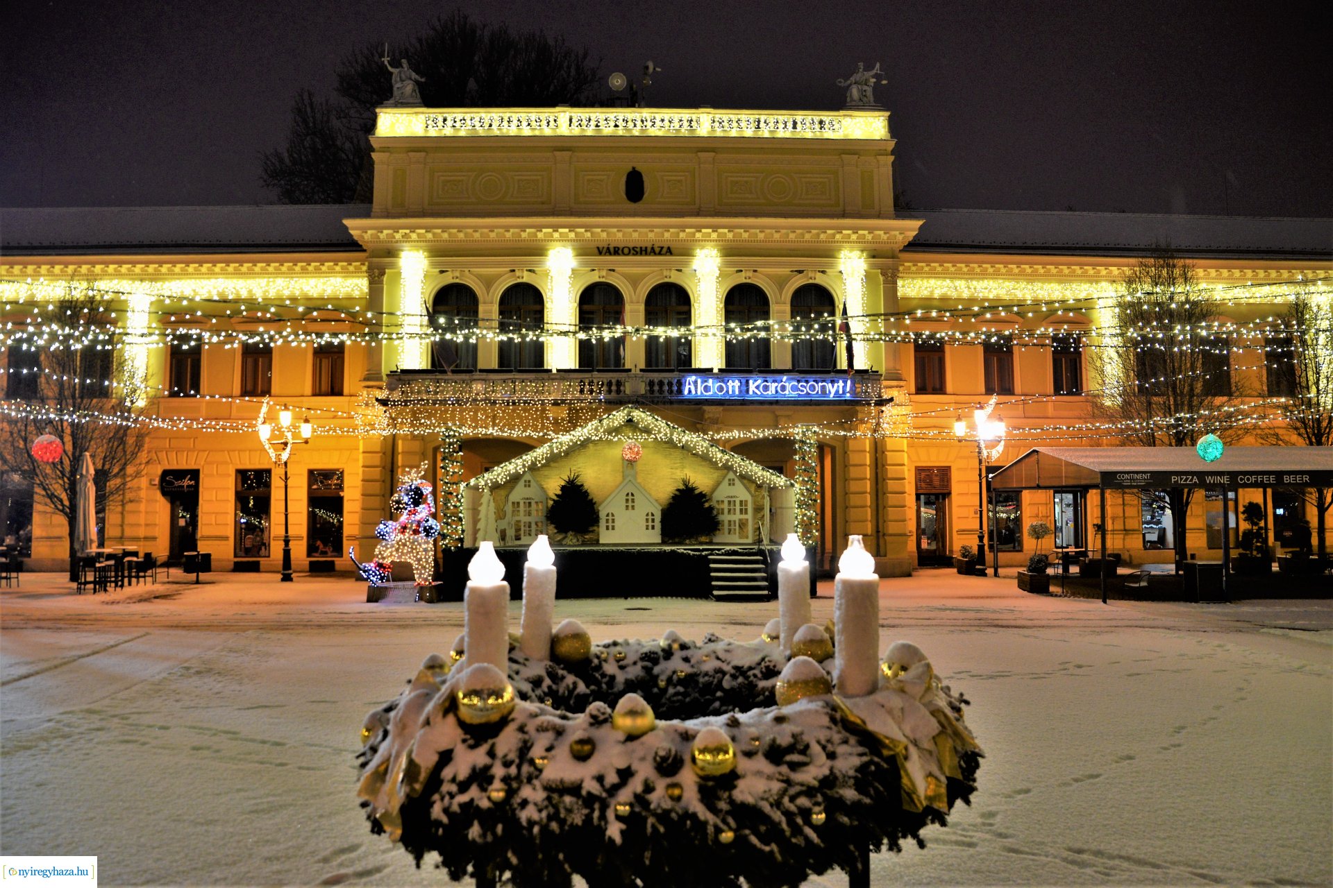 Karácsonykor hóesésben