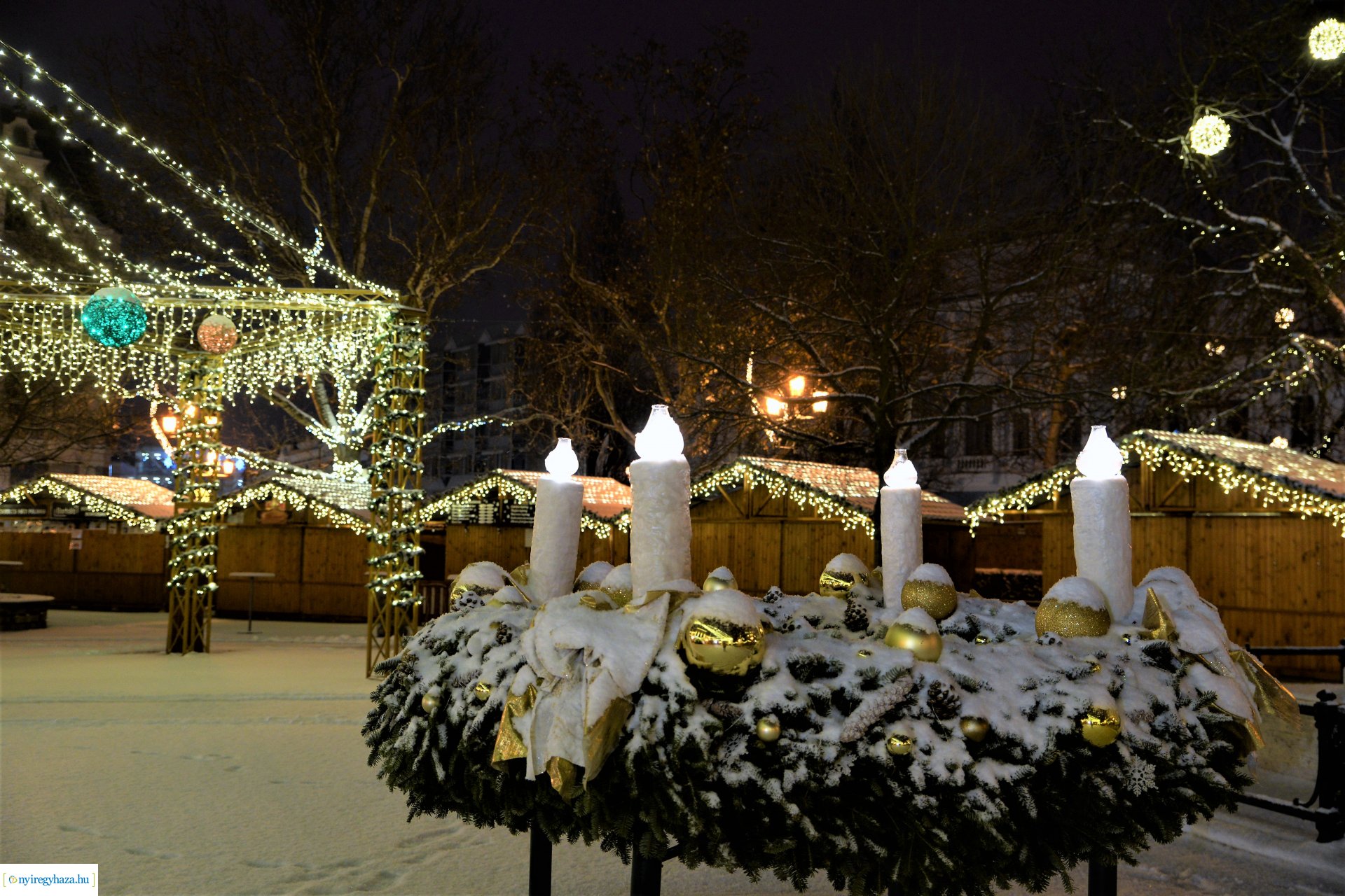 Karácsonykor hóesésben