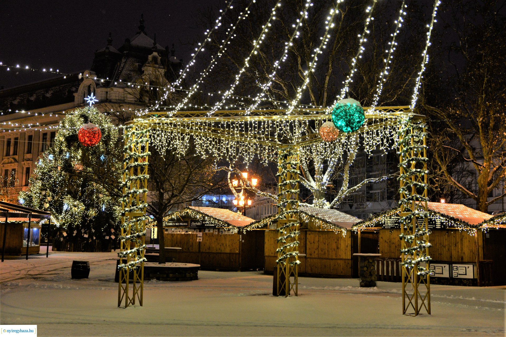 Karácsonykor hóesésben