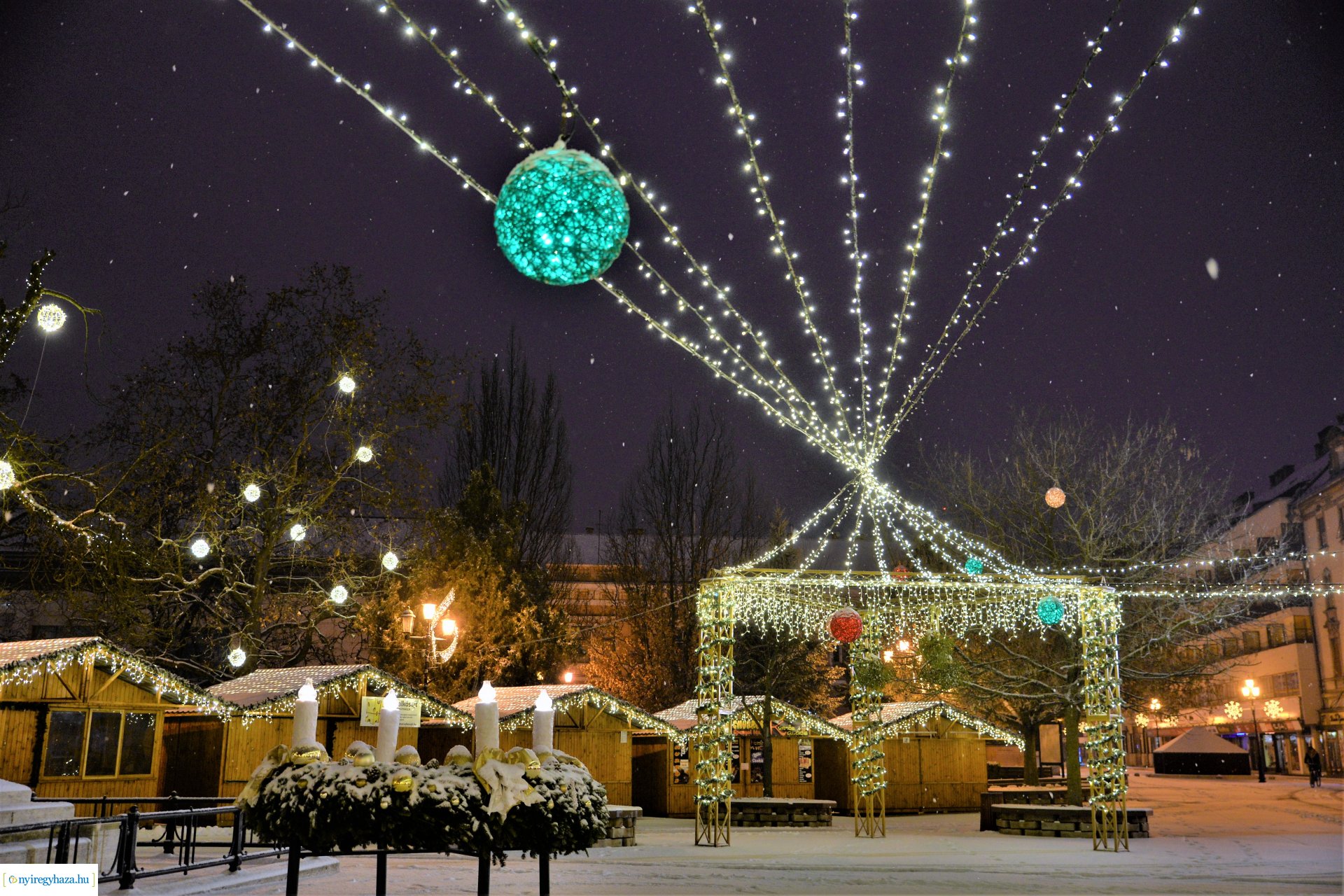 Karácsonykor hóesésben