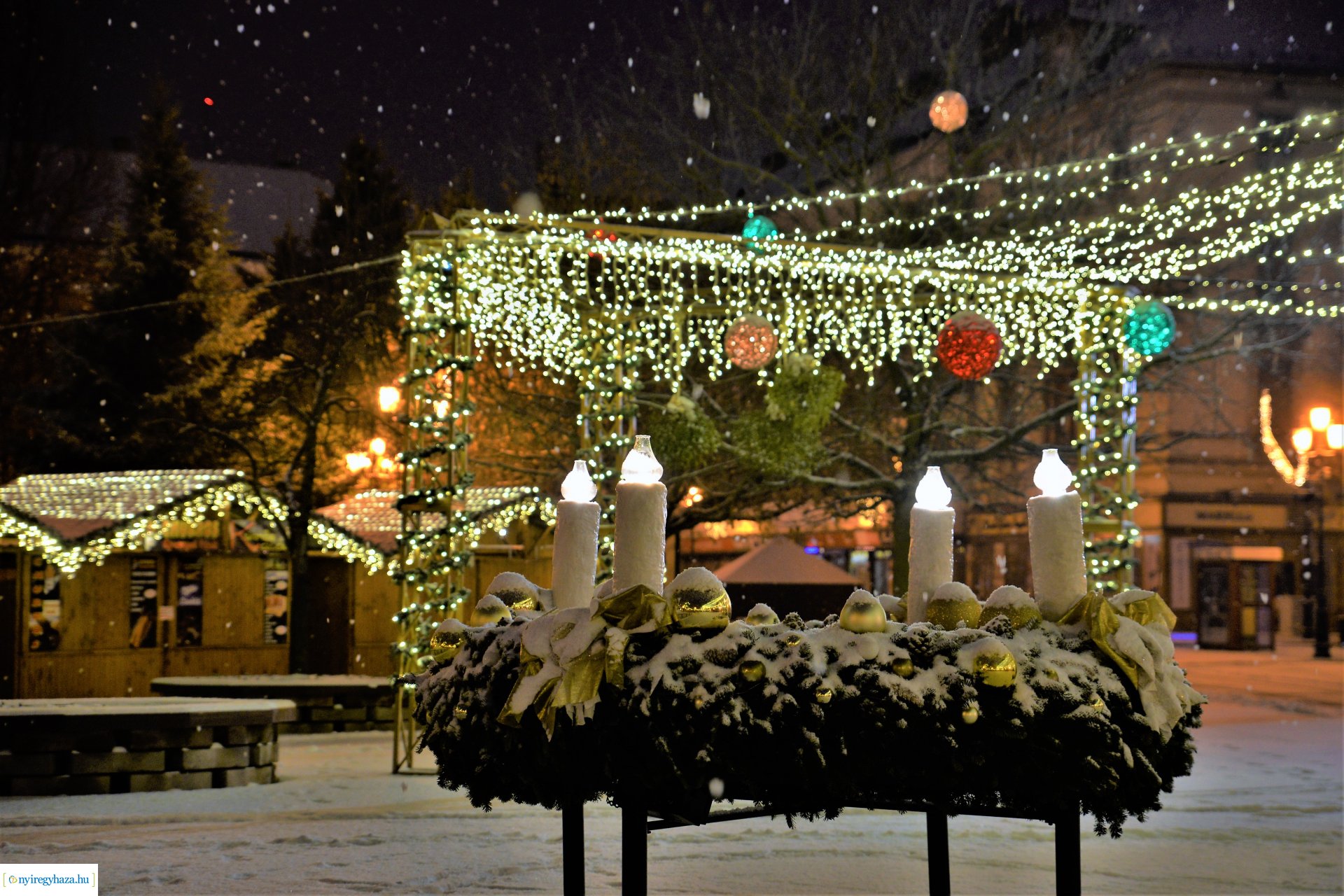 Karácsonykor hóesésben