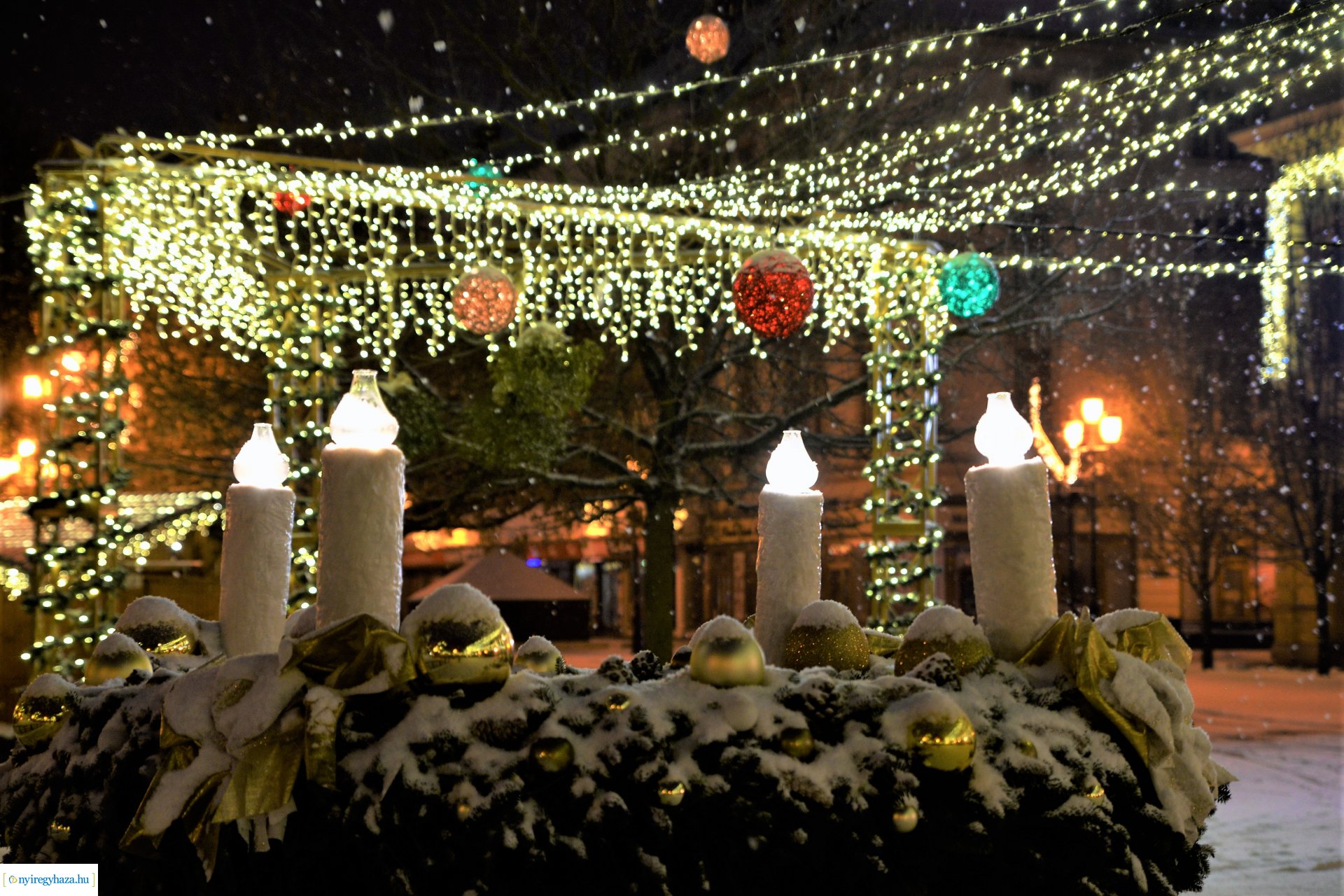 Karácsonykor hóesésben