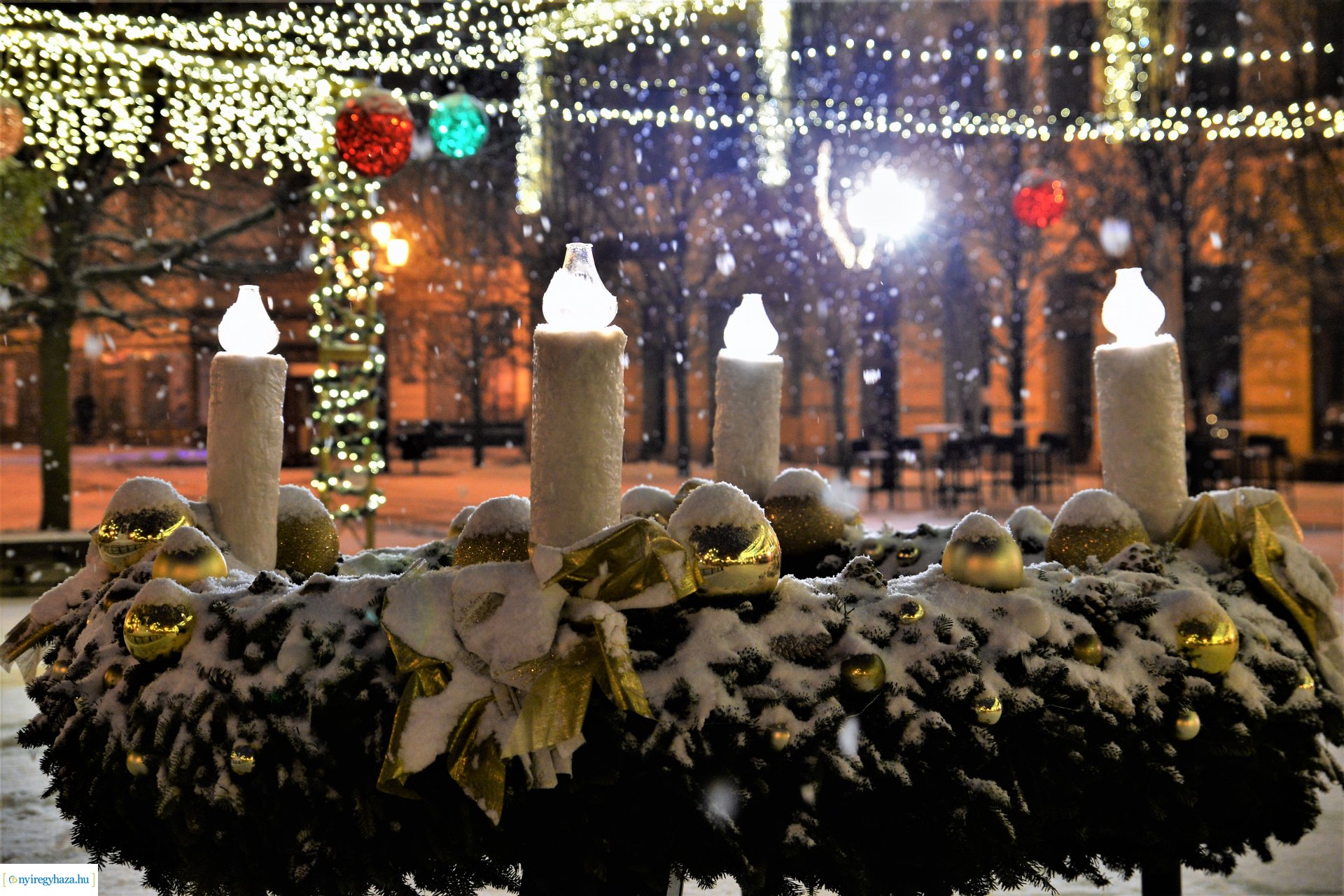 Karácsonykor hóesésben