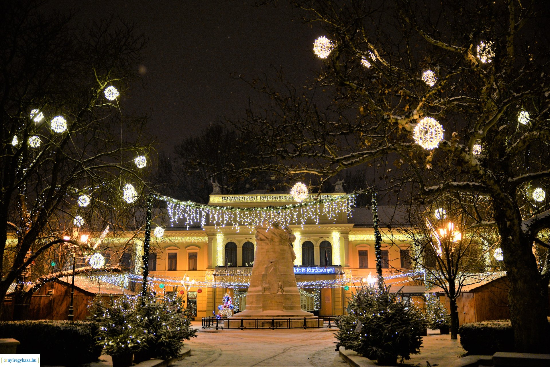 Karácsonykor hóesésben