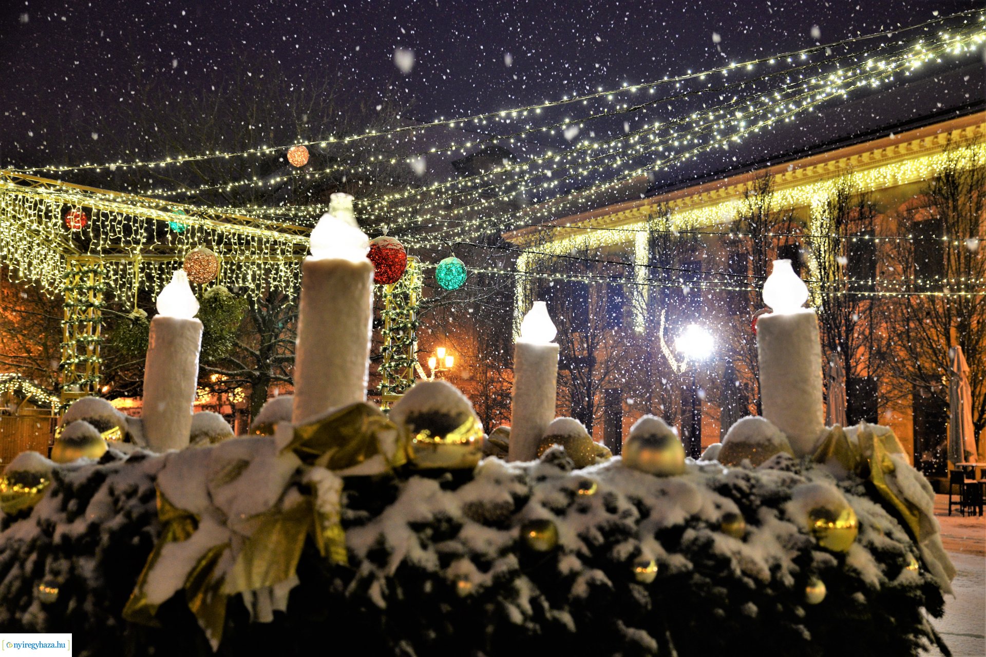 Karácsonykor hóesésben