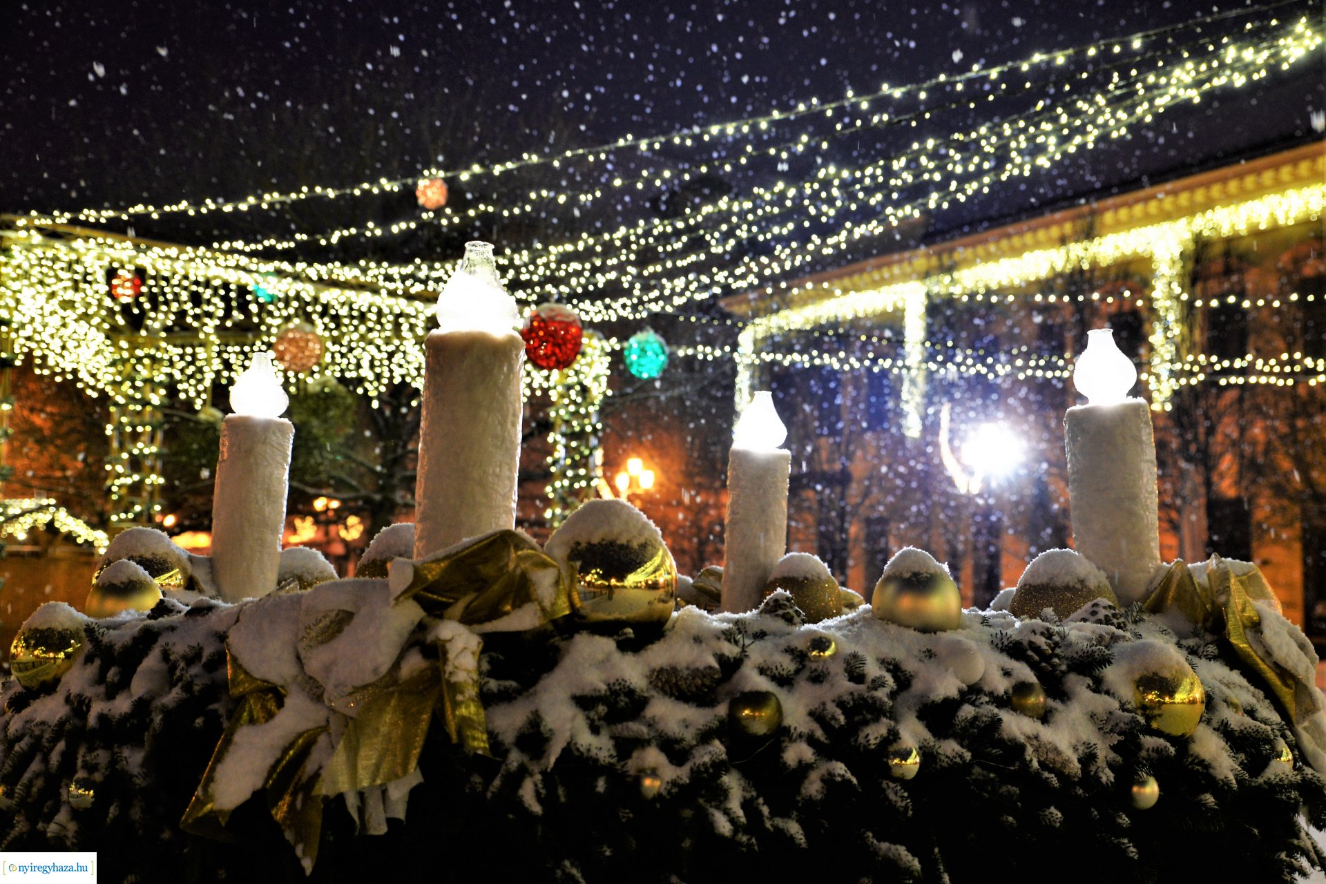 Karácsonykor hóesésben