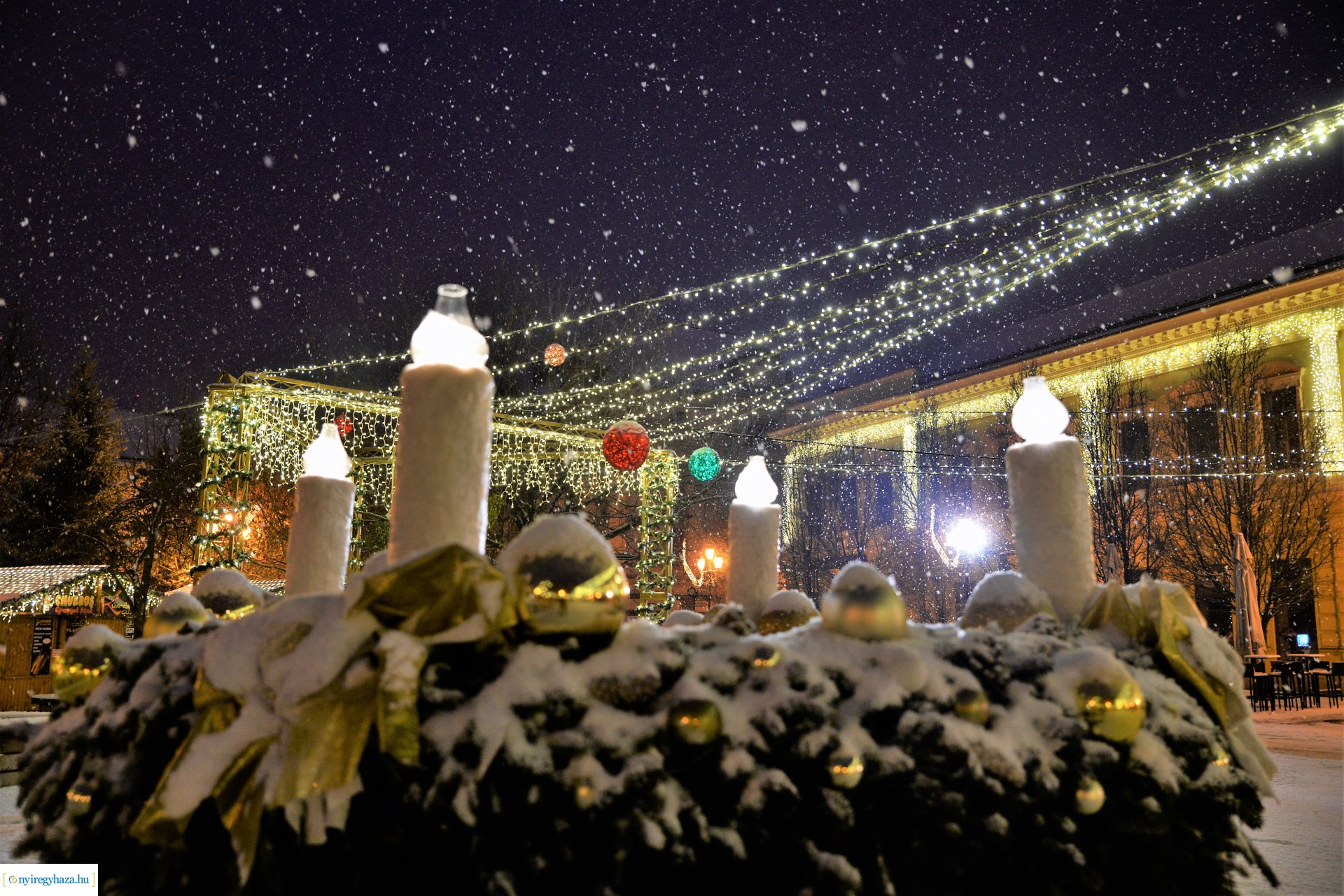 Karácsonykor hóesésben