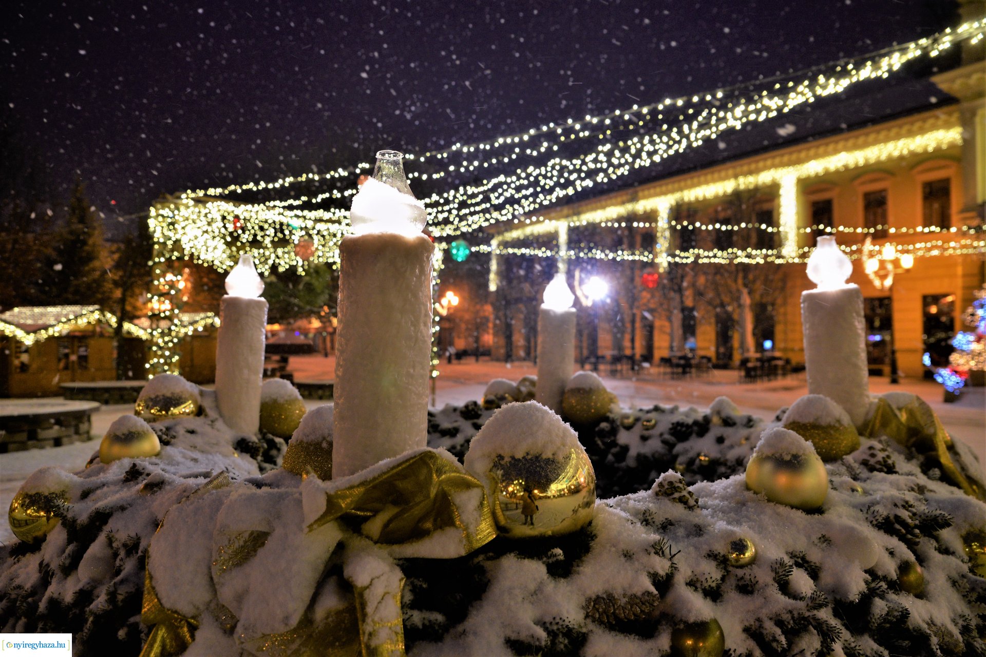 Karácsonykor hóesésben