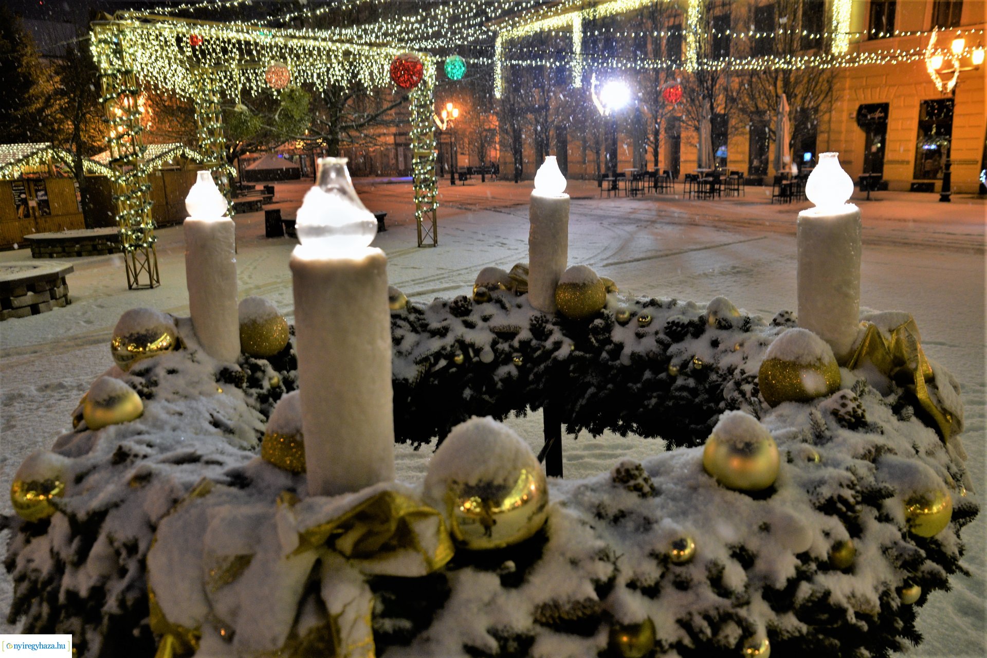 Karácsonykor hóesésben