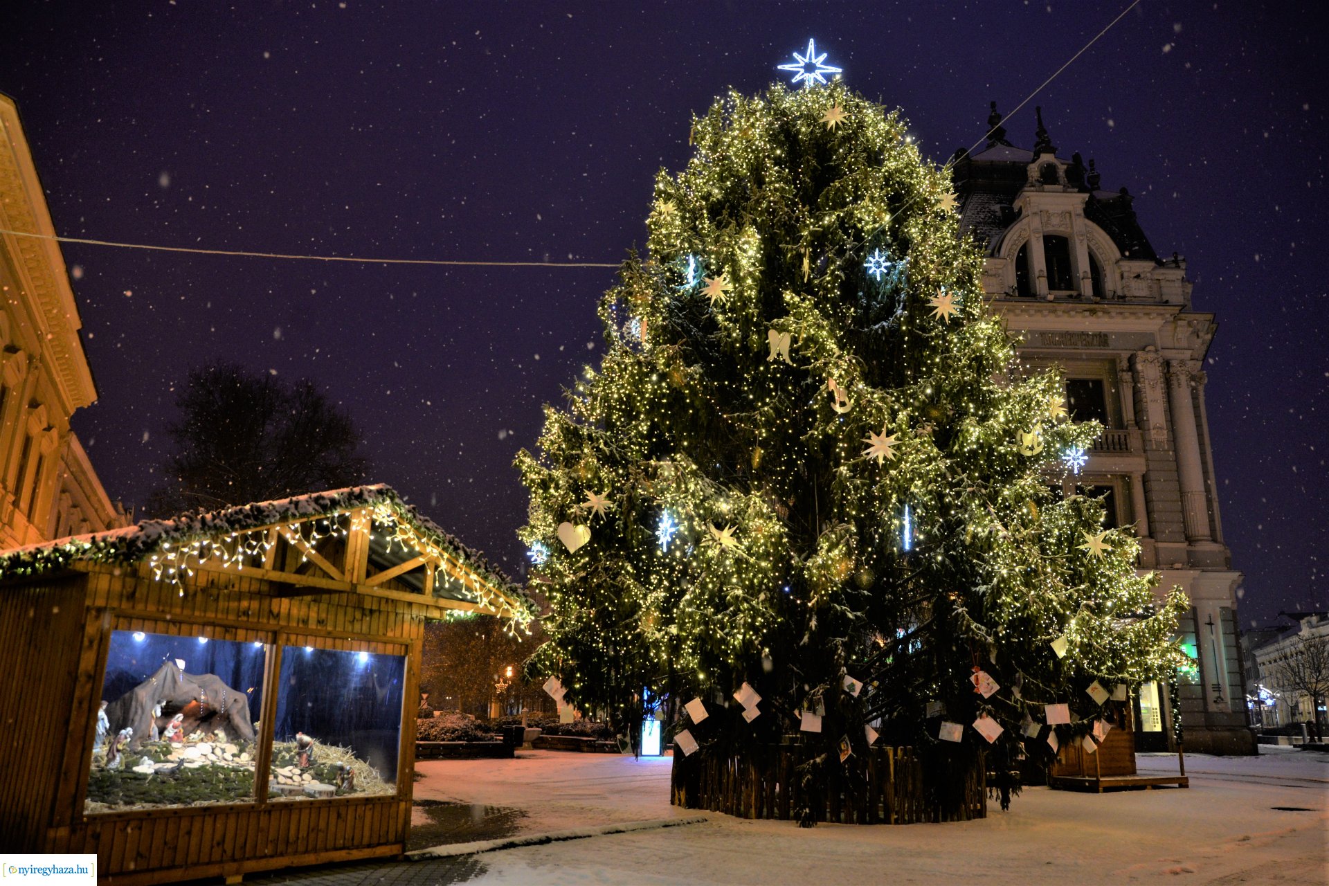 Karácsonykor hóesésben