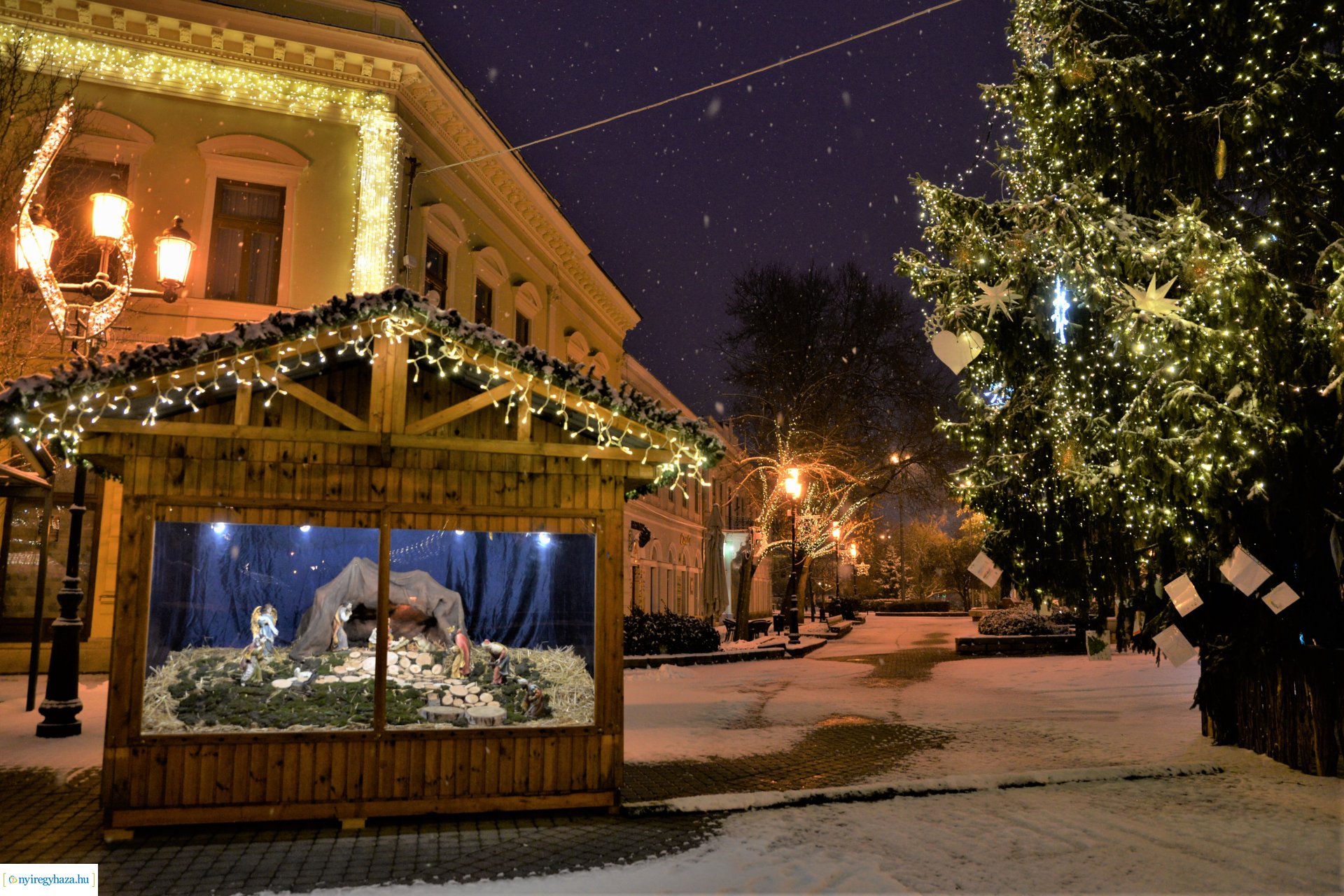 Karácsonykor hóesésben