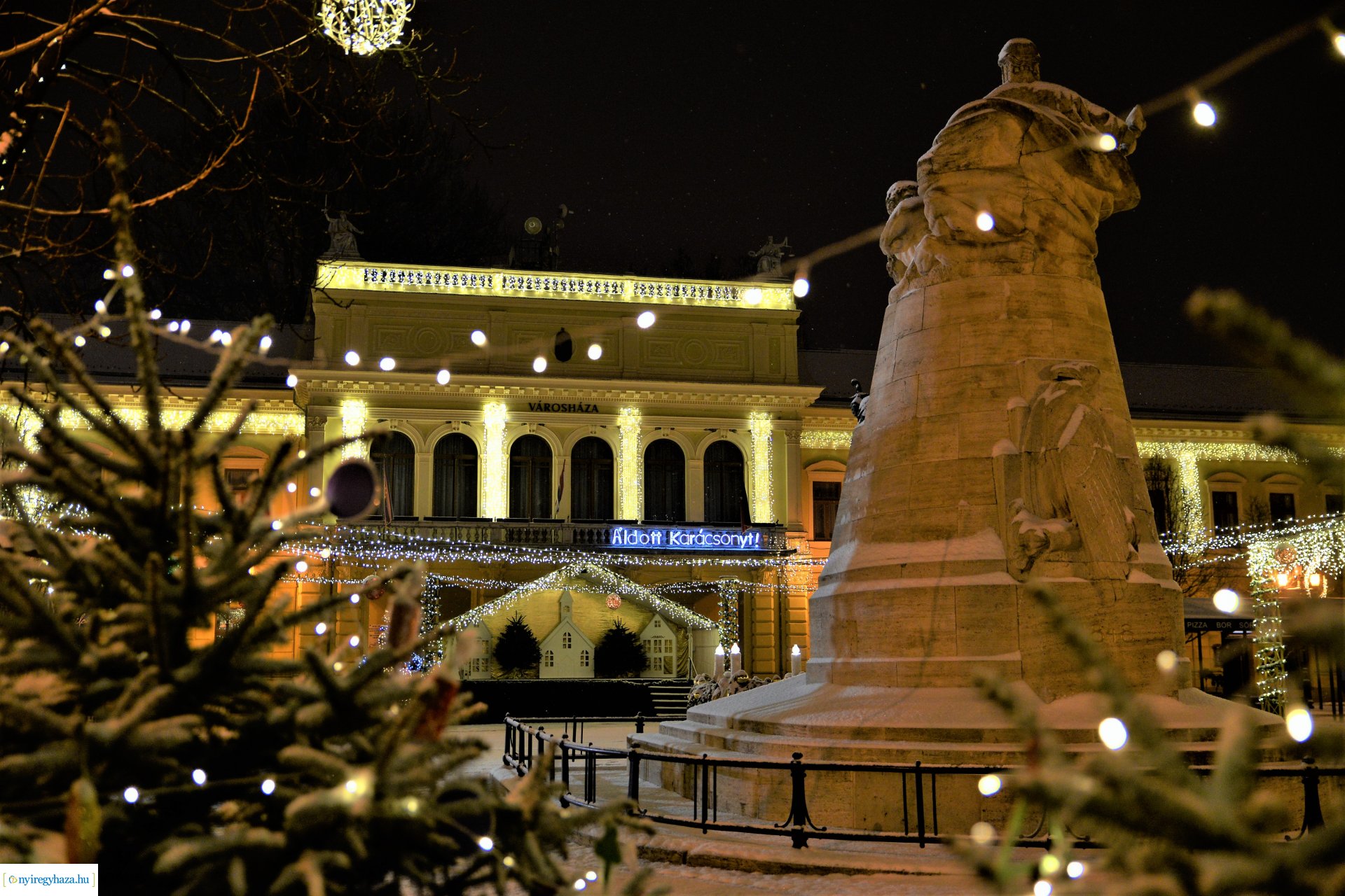 Karácsonykor hóesésben