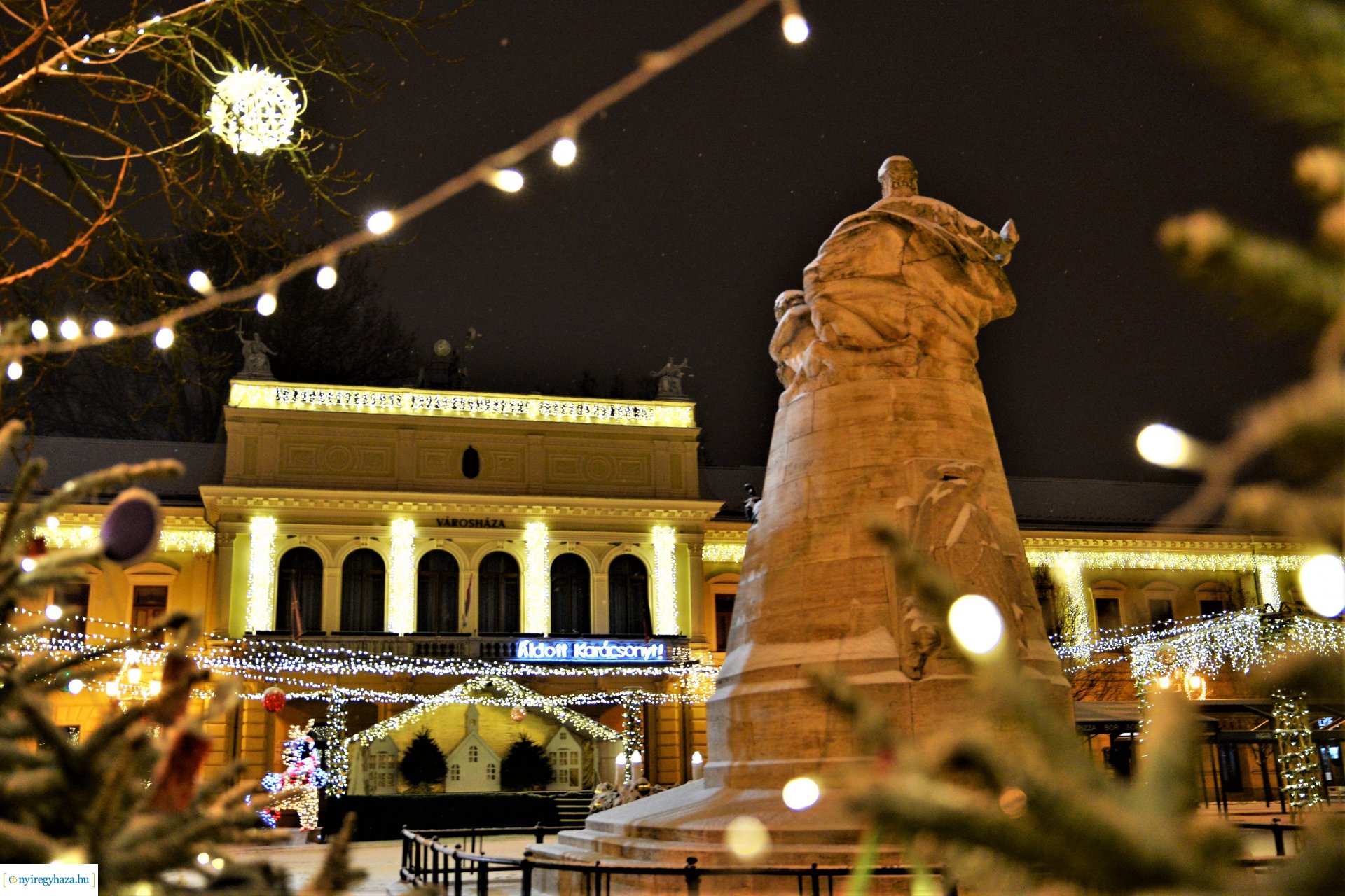 Karácsonykor hóesésben