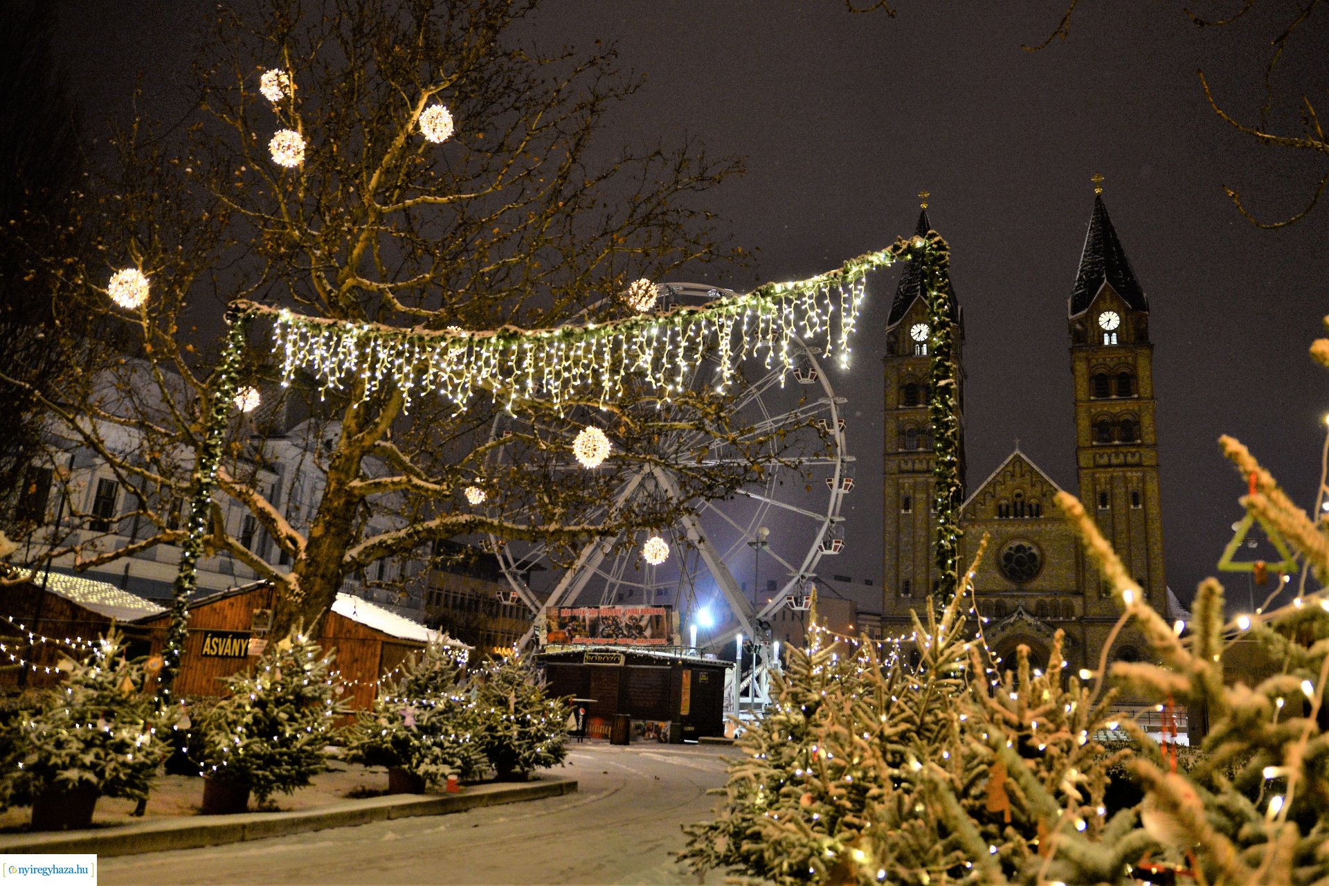 Karácsonykor hóesésben