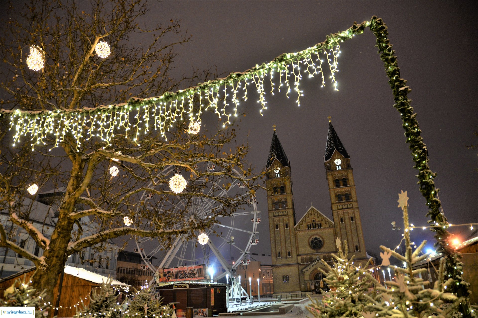 Karácsonykor hóesésben