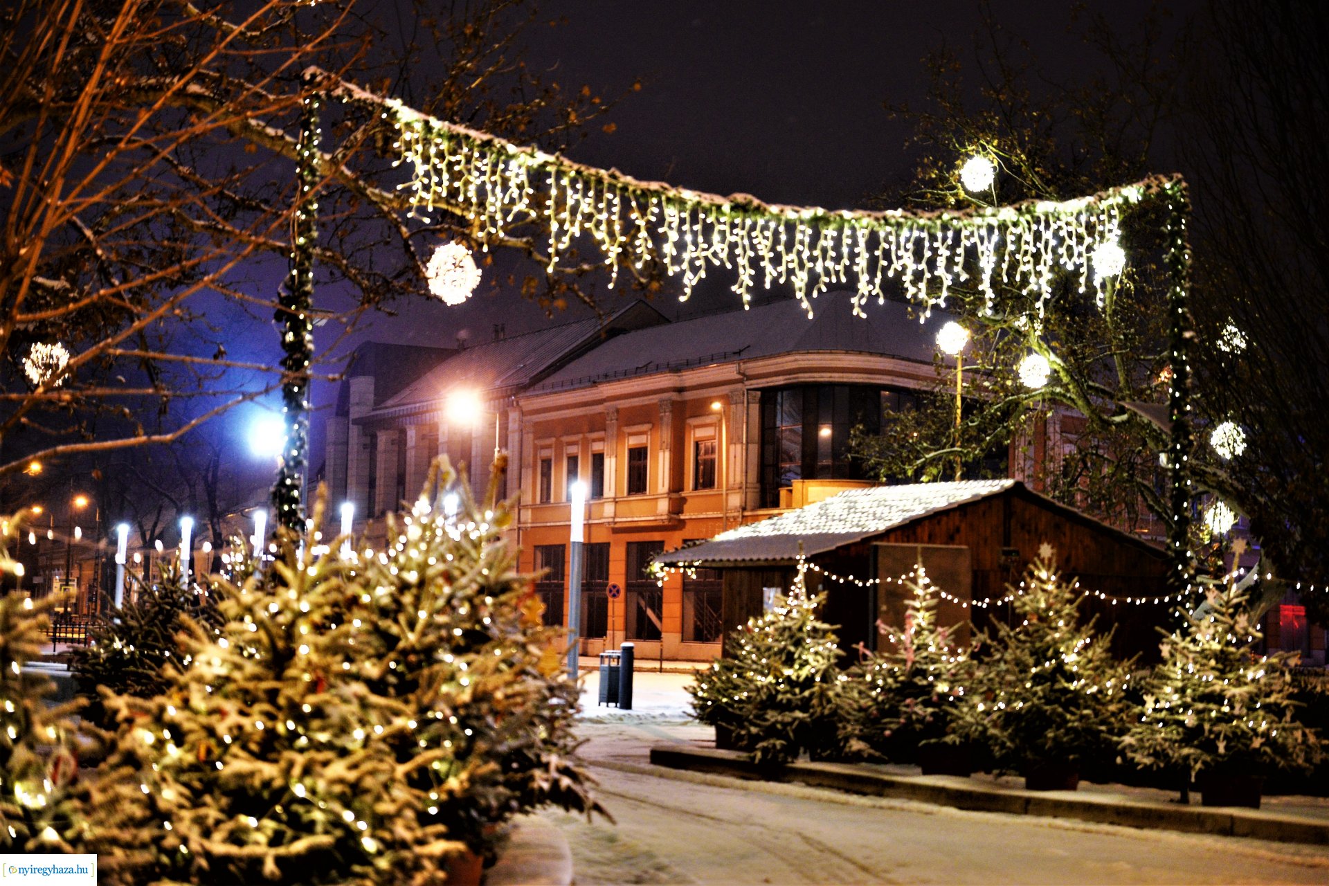 Karácsonykor hóesésben