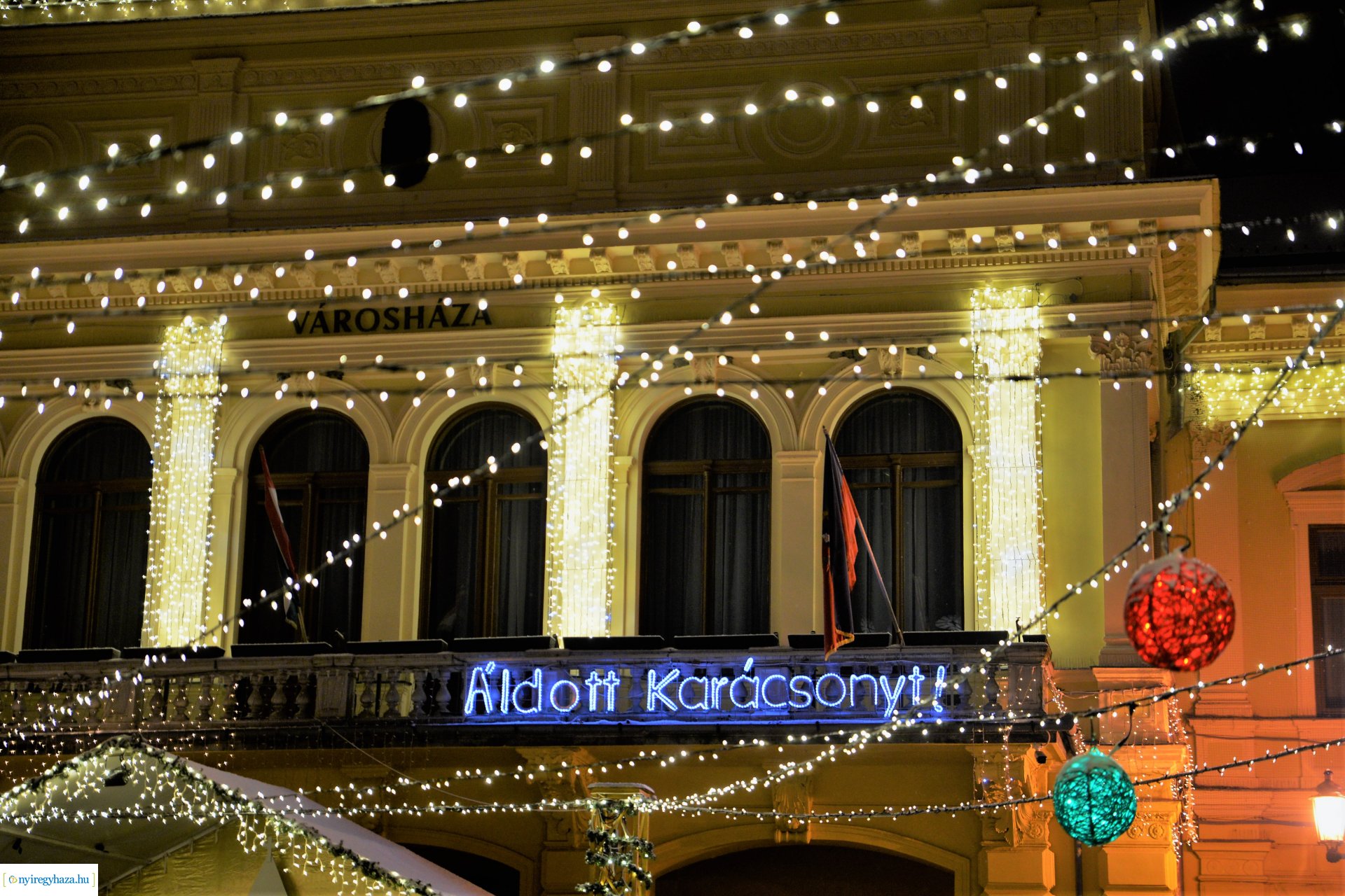 Karácsonykor hóesésben