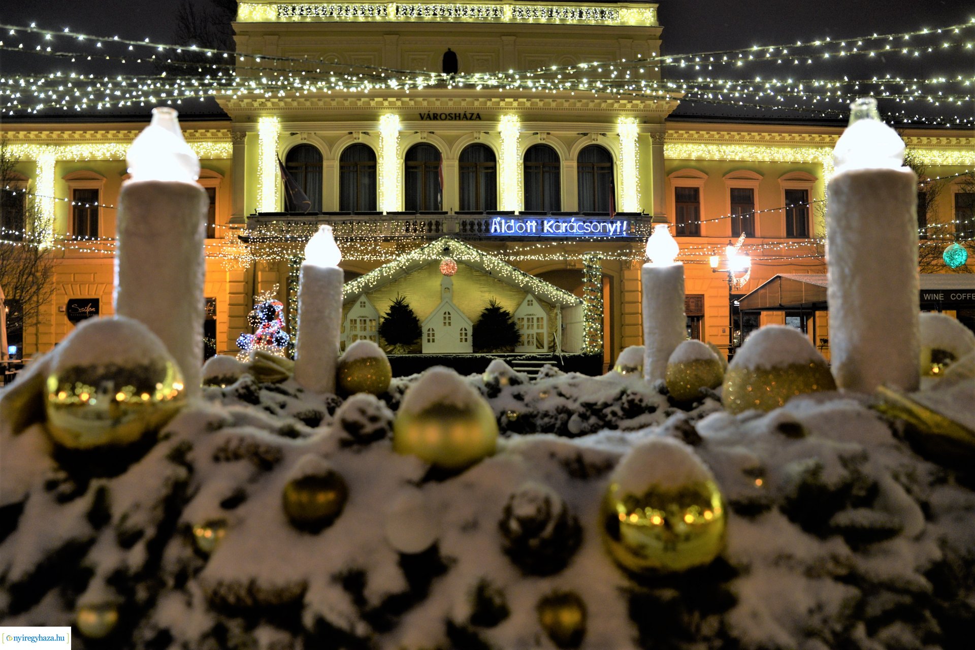 Karácsonykor hóesésben