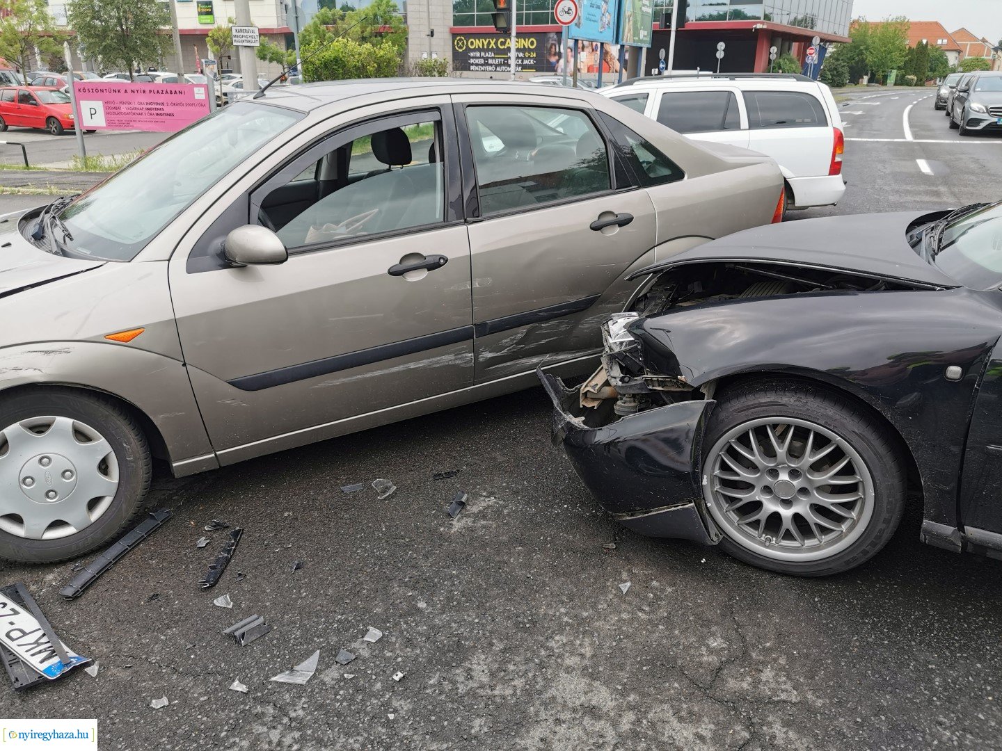 Karambol a Szegfű utcán
