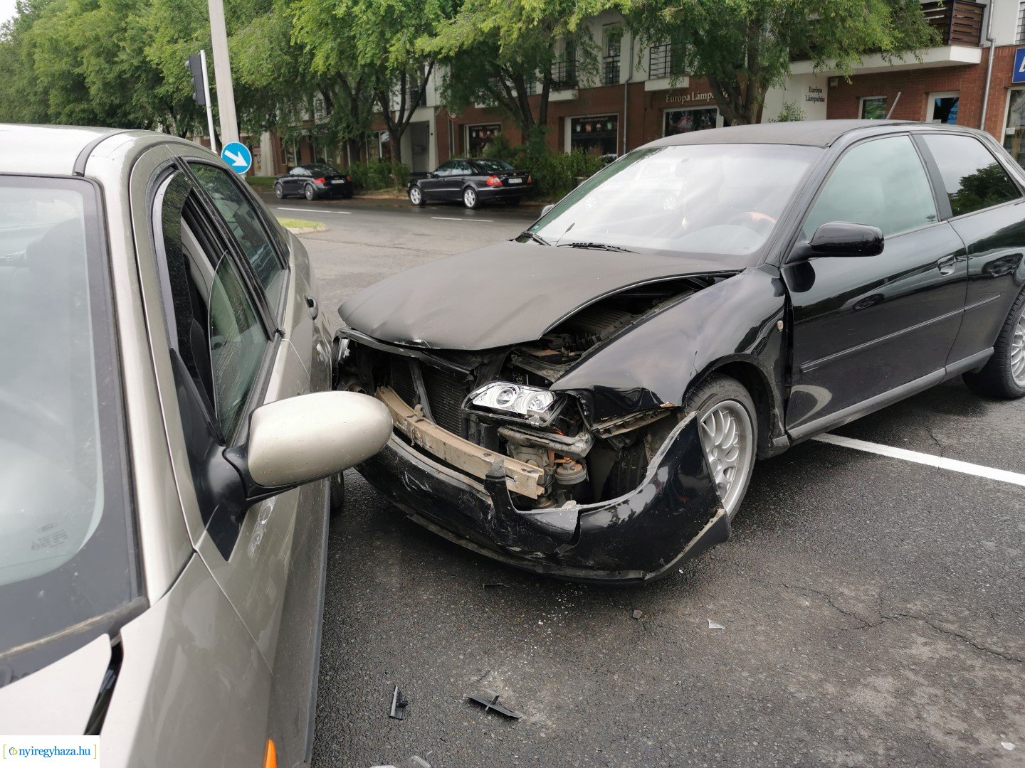 Karambol a Szegfű utcán