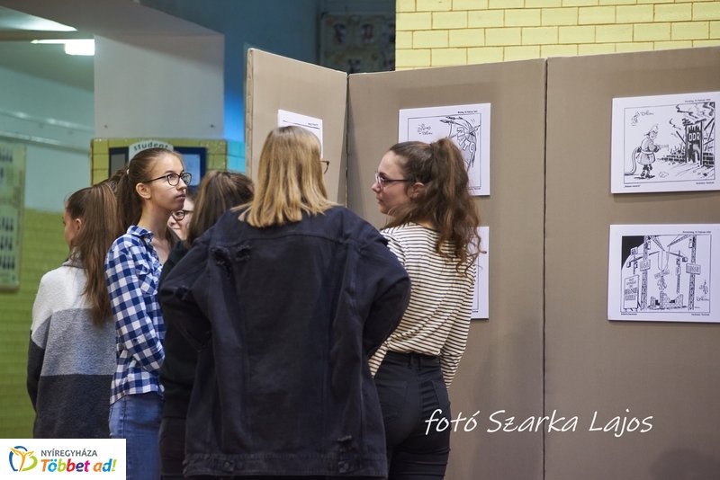 Karikatúra kiállítás a Vasvári gimnáziumban