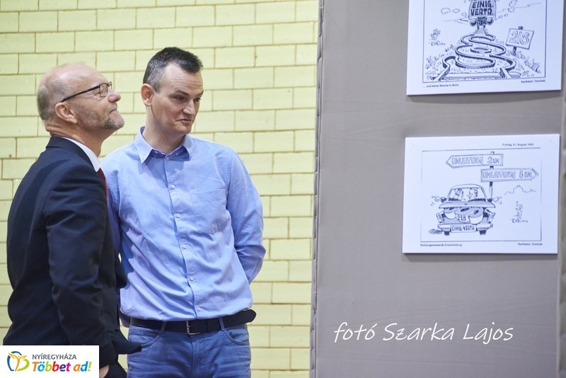 Karikatúra kiállítás a Vasvári gimnáziumban