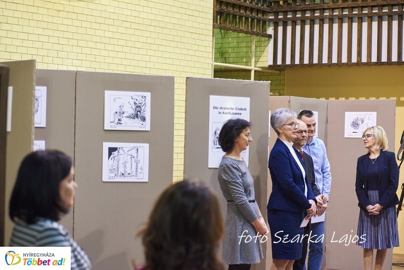 Karikatúra kiállítás a Vasvári gimnáziumban