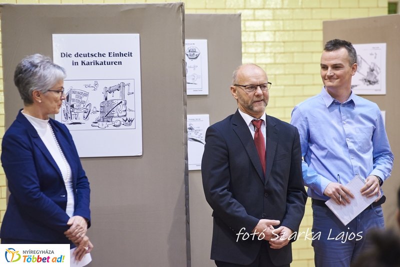 Karikatúra kiállítás a Vasvári gimnáziumban