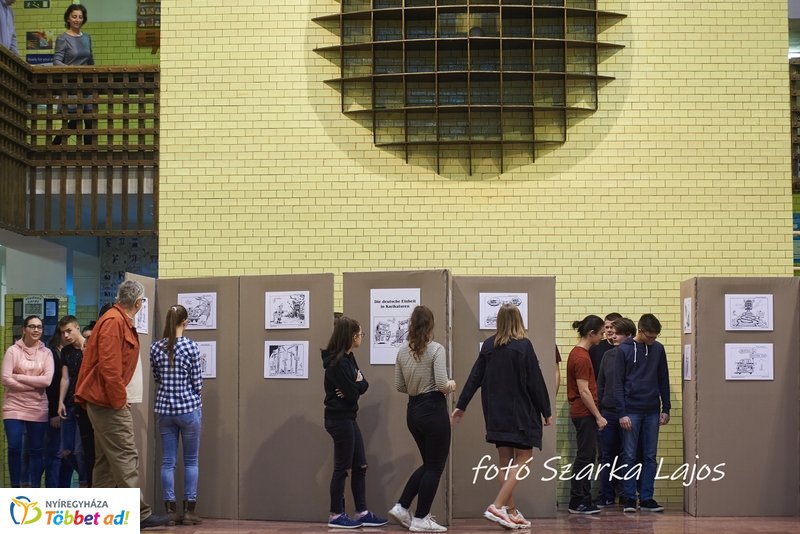 Karikatúra kiállítás a Vasvári gimnáziumban