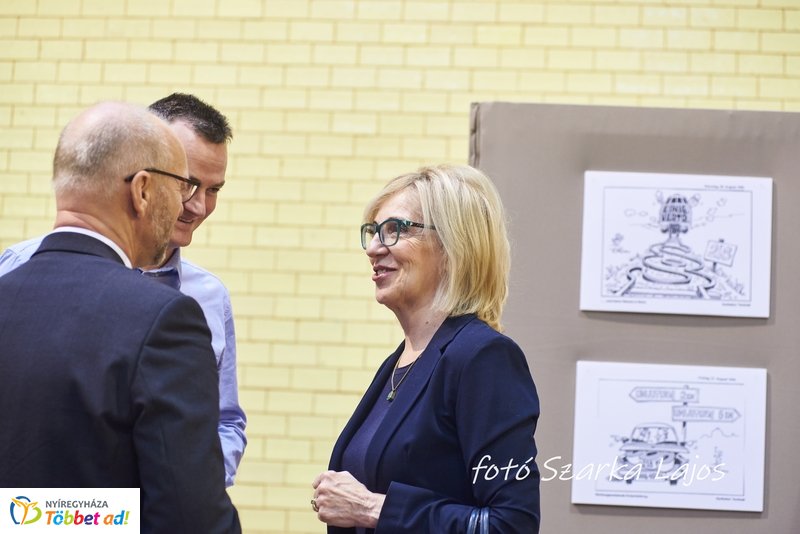 Karikatúra kiállítás a Vasvári gimnáziumban