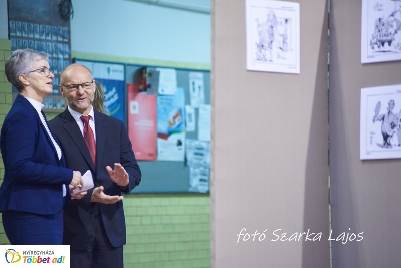 Karikatúra kiállítás a Vasvári gimnáziumban