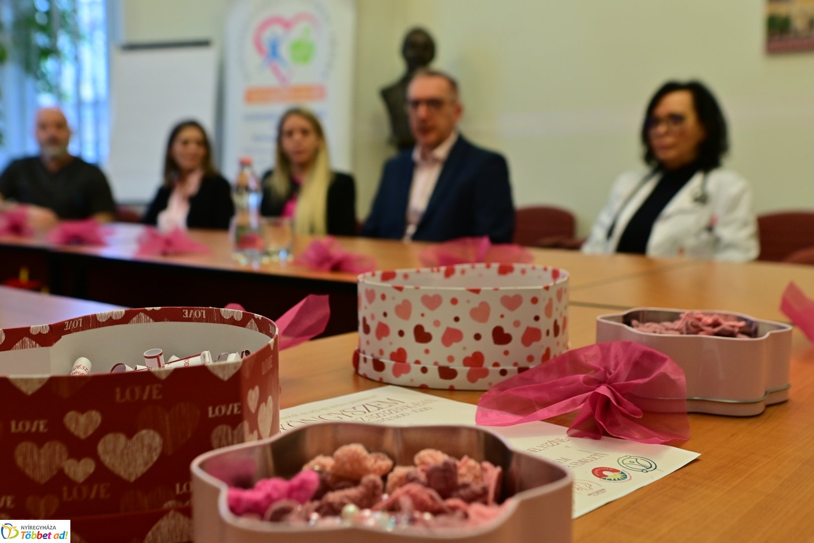 Karkötők átadása a Jósa András kórházban 2026 januárjában