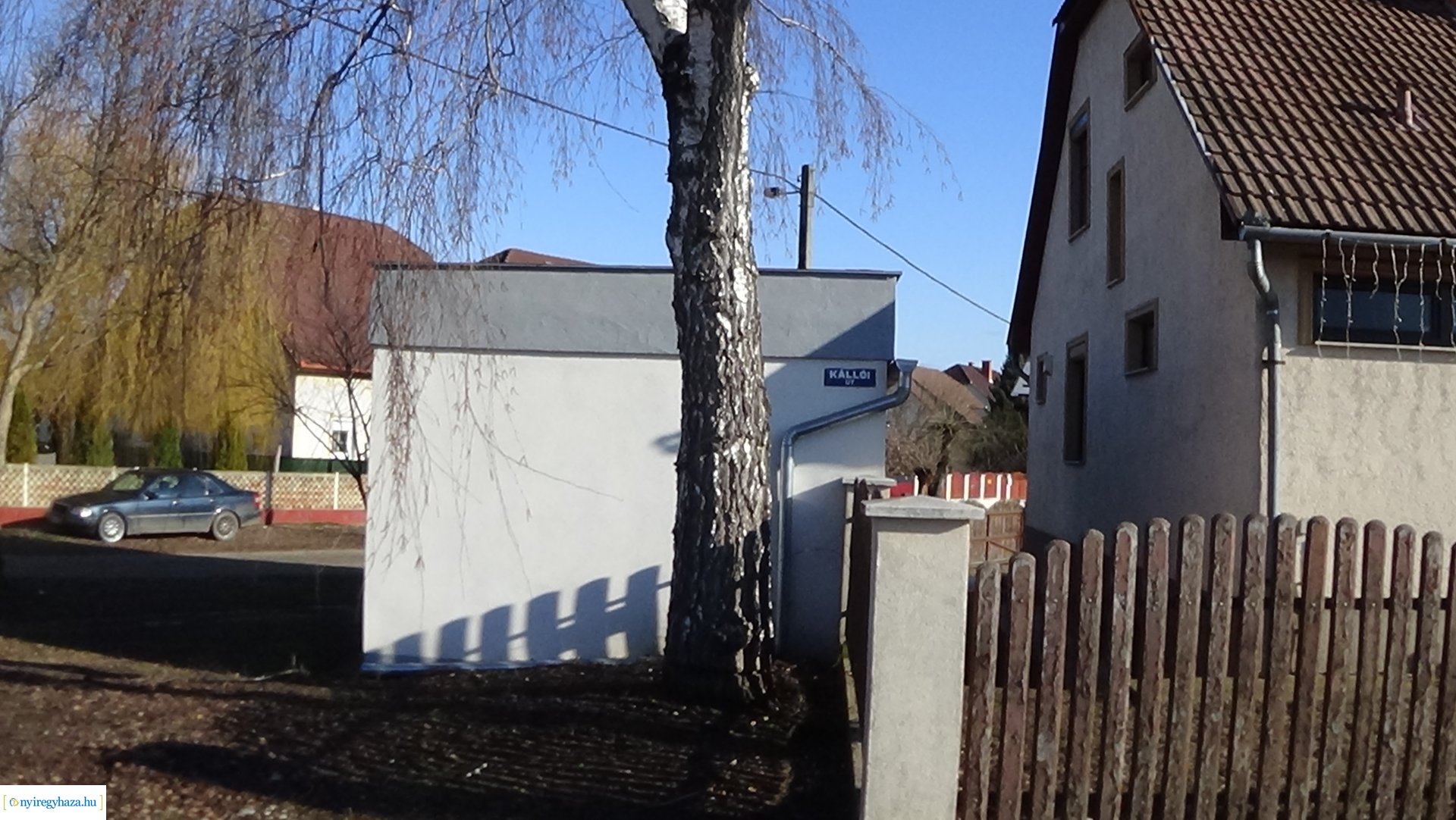 Károsítottak egy nyírfát a Kállói úton