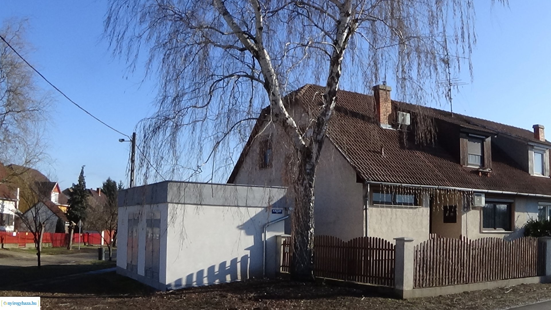 Károsítottak egy nyírfát a Kállói úton