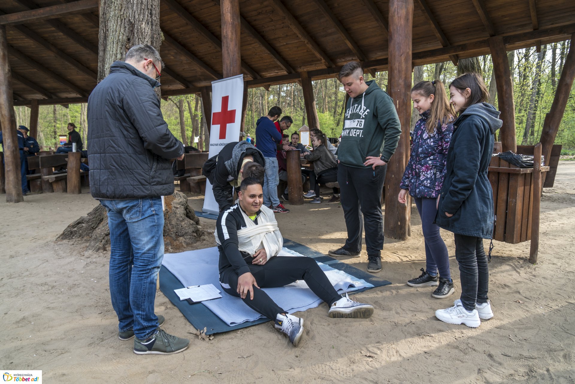Katasztrófavédelmi vetélkedő az erdei tornapályán
