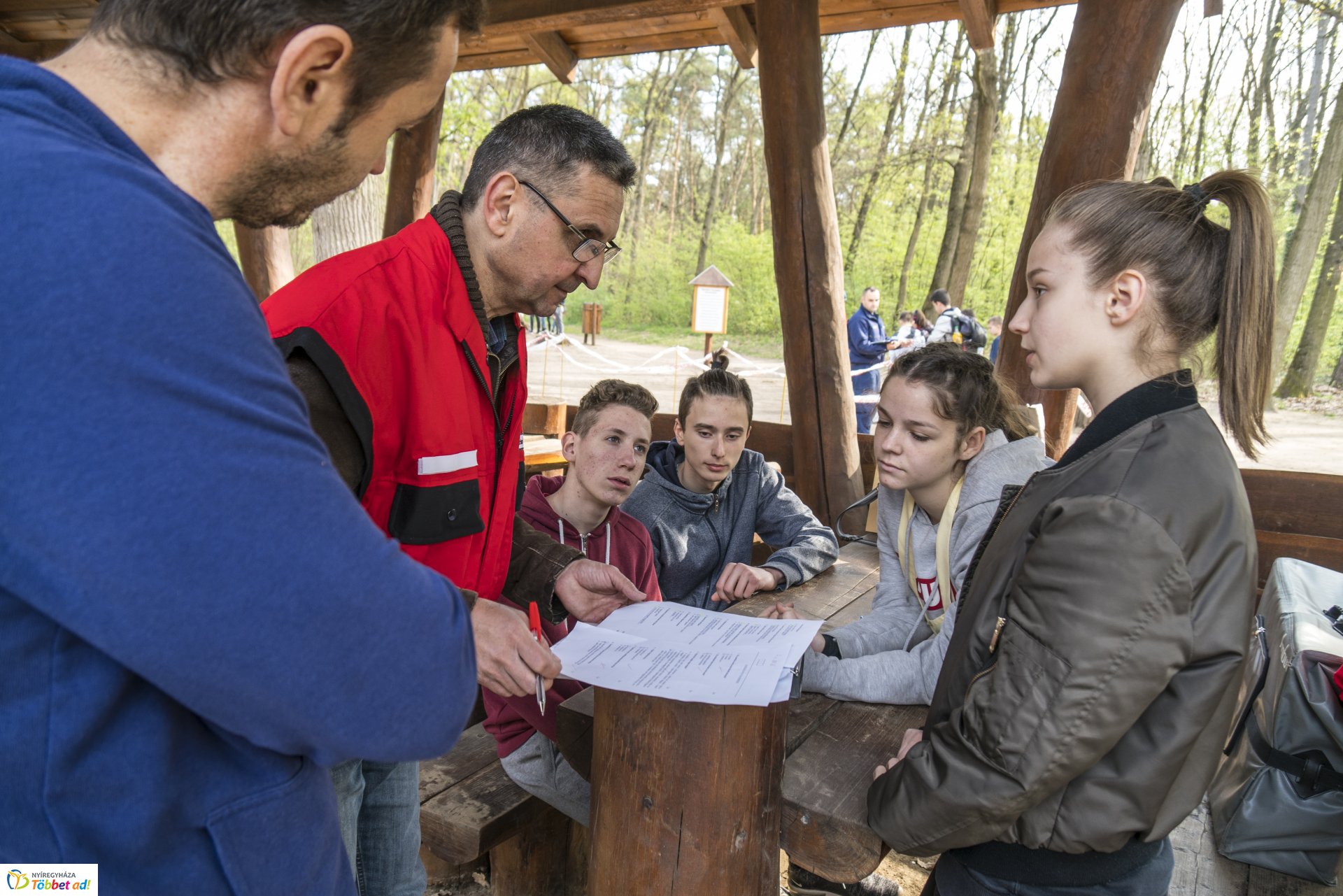 Katasztrófavédelmi vetélkedő az erdei tornapályán