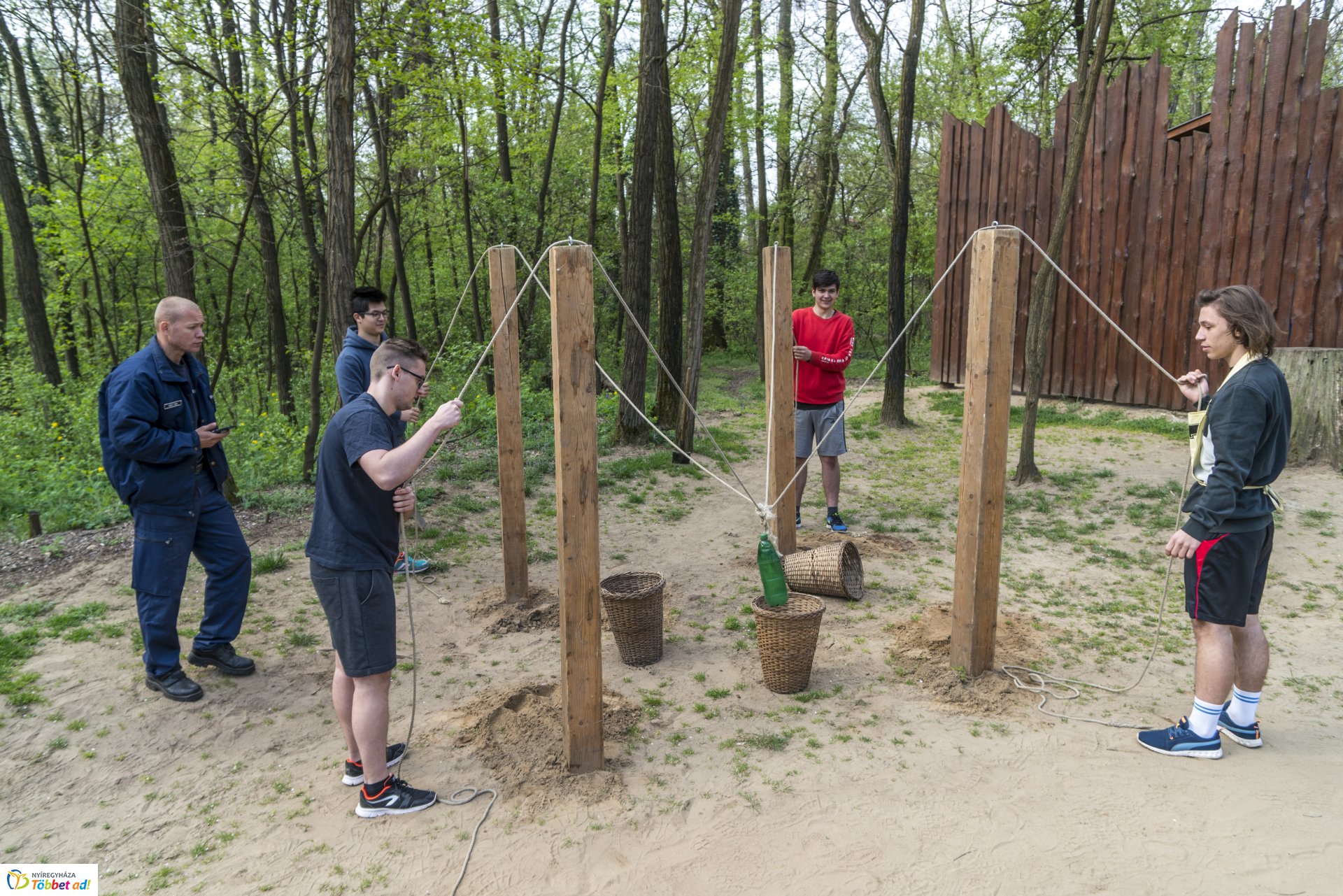 Katasztrófavédelmi vetélkedő az erdei tornapályán