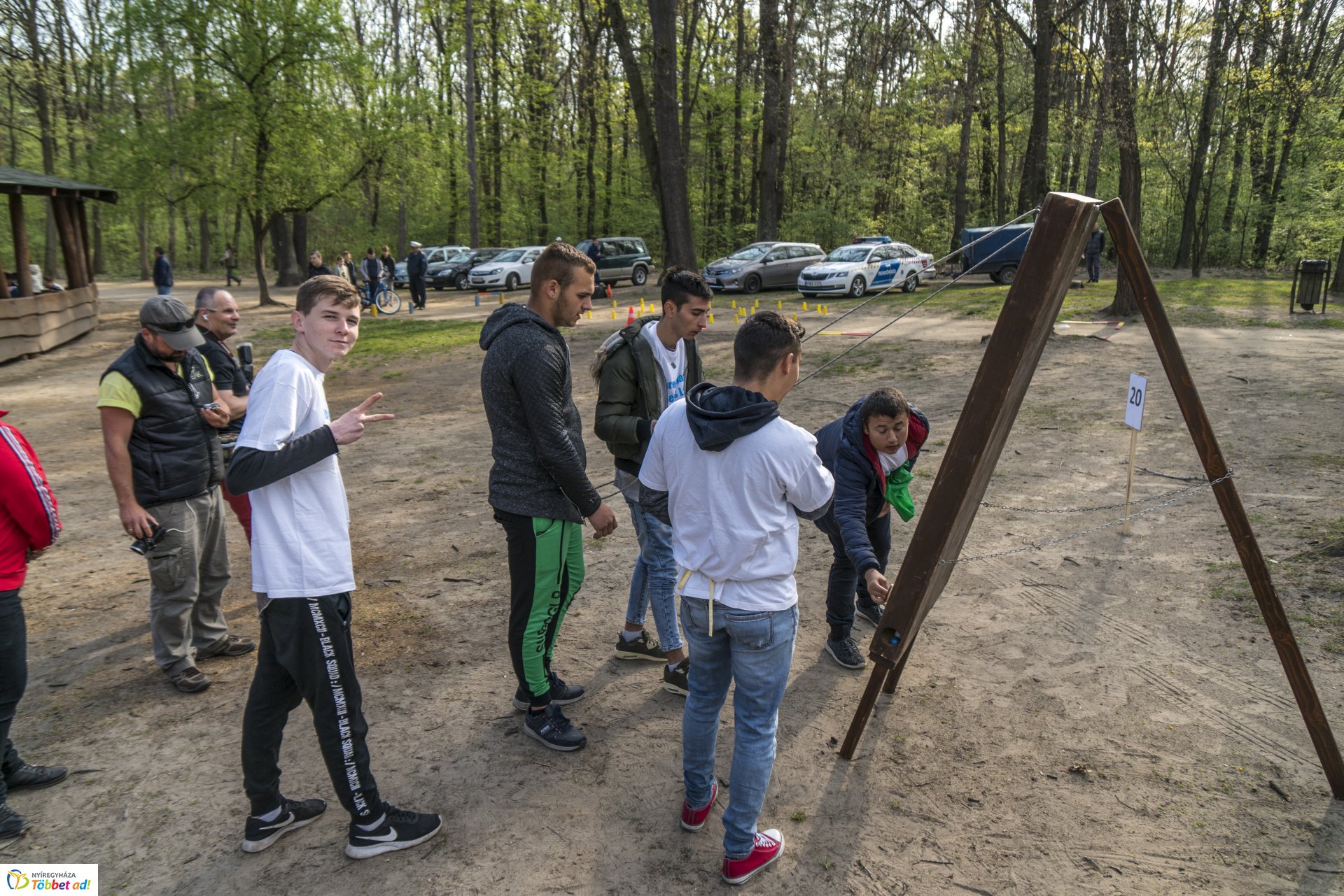 Katasztrófavédelmi vetélkedő az erdei tornapályán