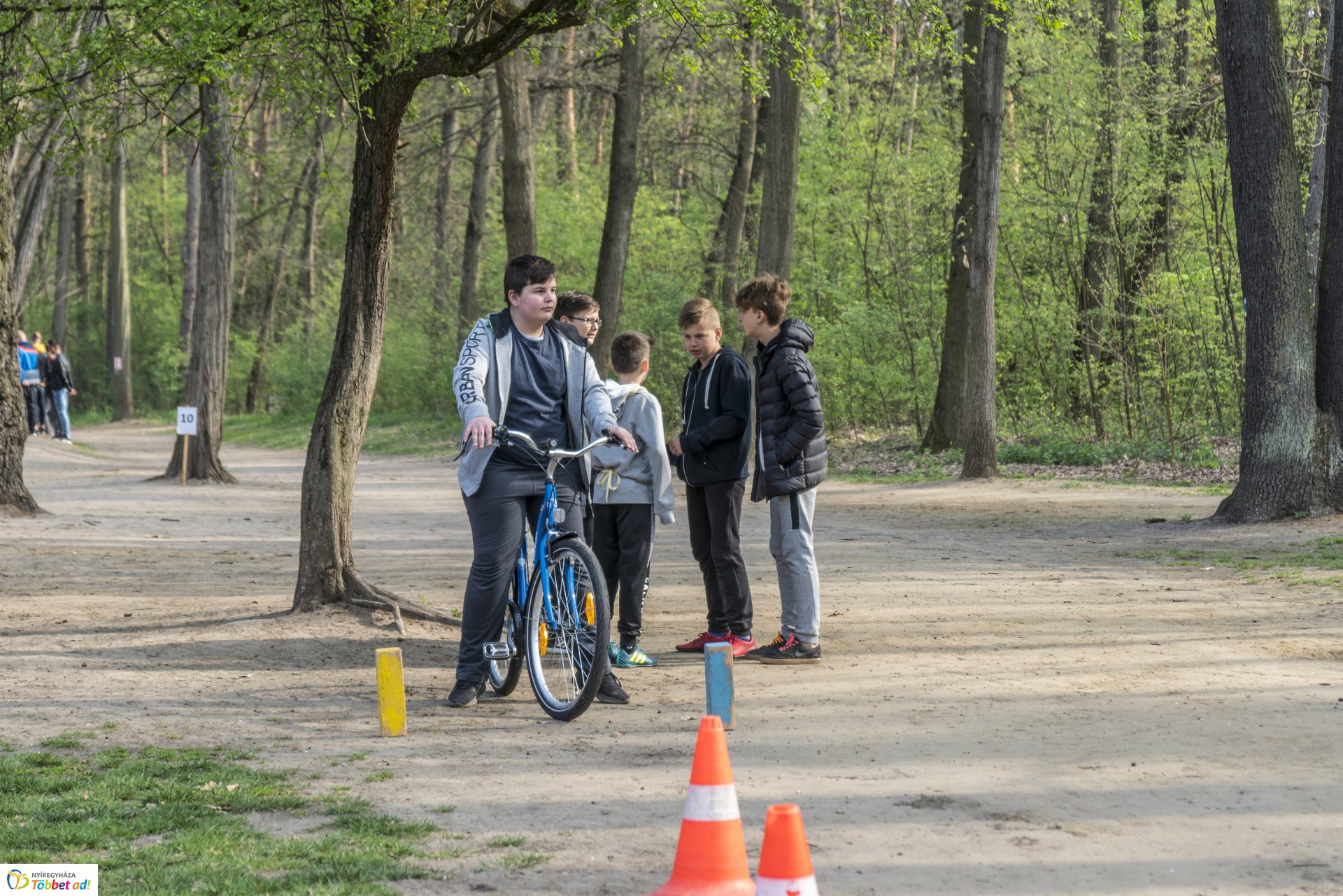 Katasztrófavédelmi vetélkedő az erdei tornapályán