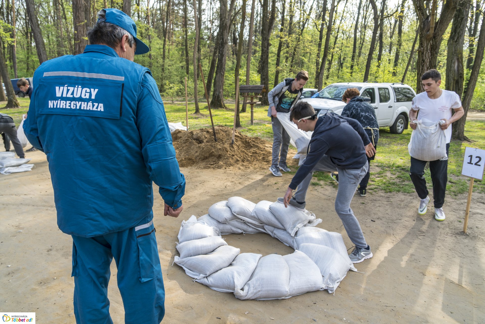 Katasztrófavédelmi vetélkedő az erdei tornapályán