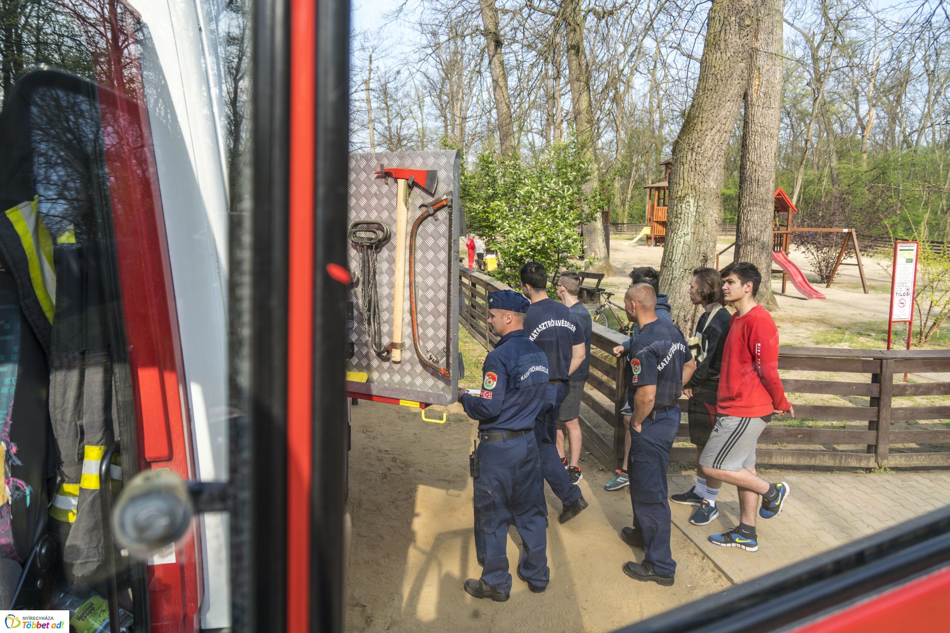 Katasztrófavédelmi vetélkedő az erdei tornapályán