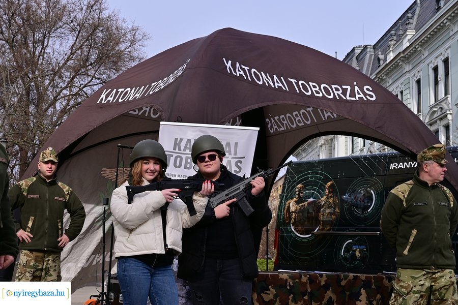 Katonai eskütétel a Kossuth téren 20240222