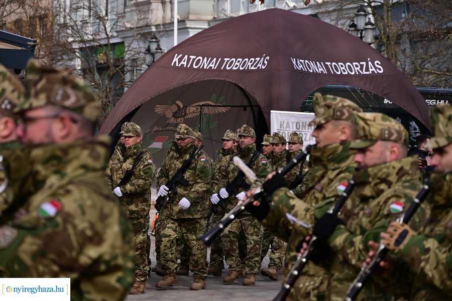 Katonai eskütétel a Kossuth téren 20240222